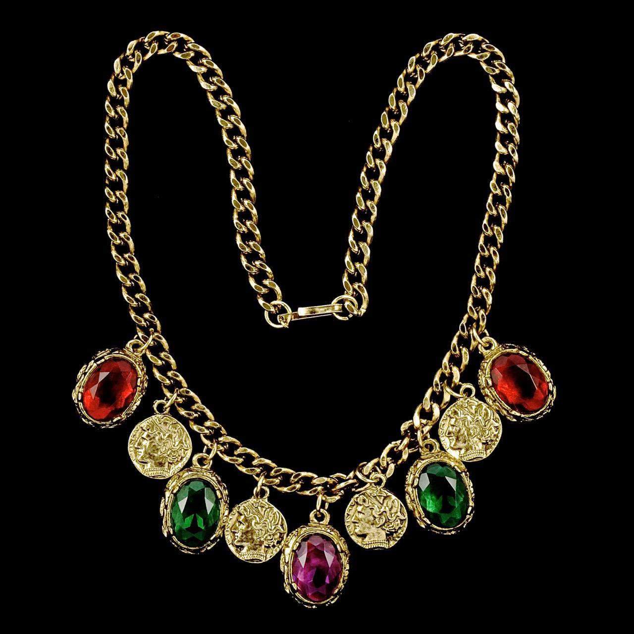 Chaîne collier à boucle incurvée en plaqué or avec bijoux en verre et gouttes de monnaie, vers 1980 en vente 6
