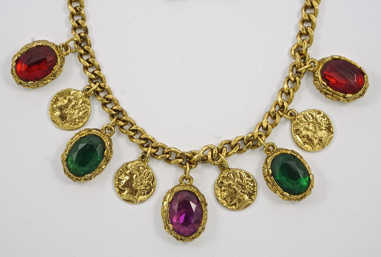 Magnifique collier en chaîne plaquée or, avec des bijoux en verre rouge, vert et mauve et des gouttes de pièces de monnaie.  La longueur est de 51 cm (20 pouces), la largeur de 7 mm (27 pouces) et les gouttes de verre mesurent 2,2 cm (86 pouces) et