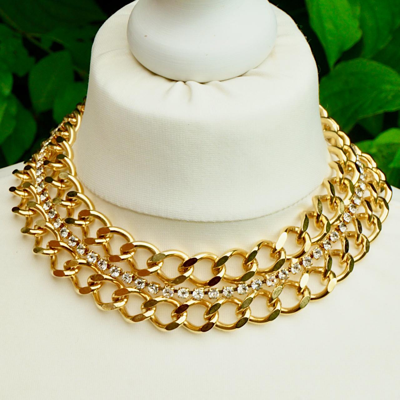 
Fabuleux collier à maillons en plaqué or, avec une seule rangée de strass clairs à facettes. Longueur 40,3 cm / 15,8 pouces et largeur 3 cm / 1 pouce. Le collier est en très bon état, il n'a jamais été porté.

Il s'agit d'un collier élégant, datant