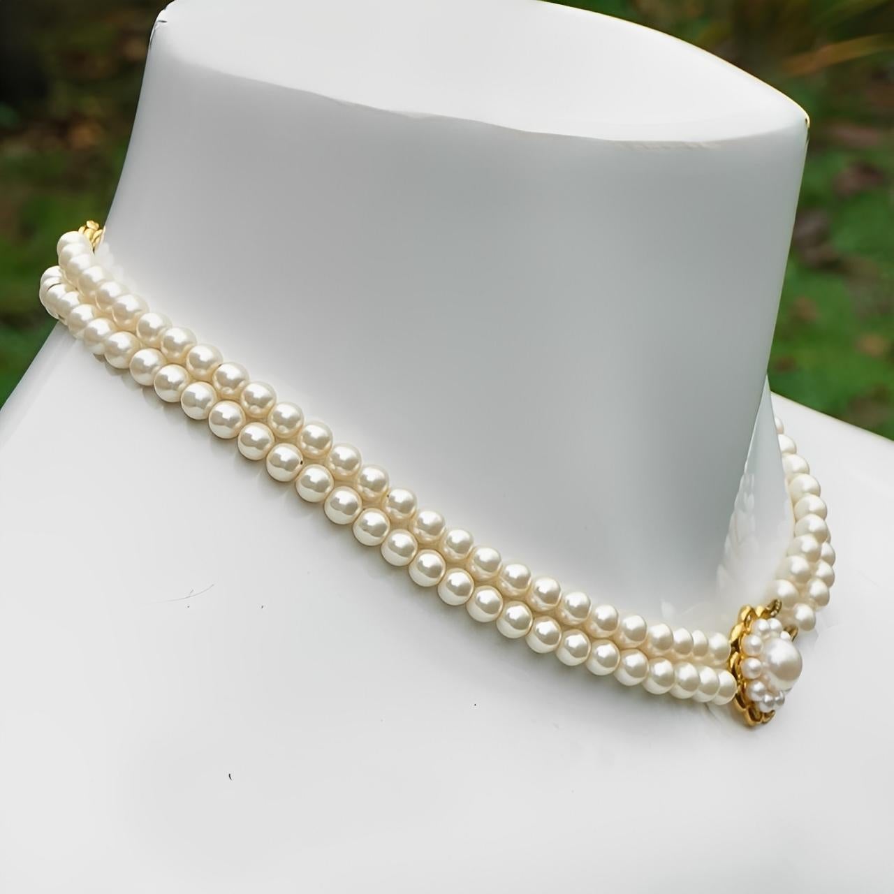 Collana a doppio filo di perle finte placcate oro con ciondolo a forma di fiore In condizioni buone in vendita a London, GB