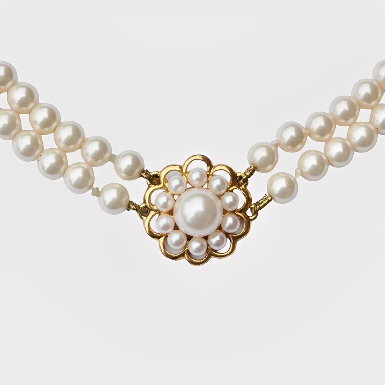 Collana a doppio filo di perle finte placcate oro con ciondolo a forma di fiore in vendita 1