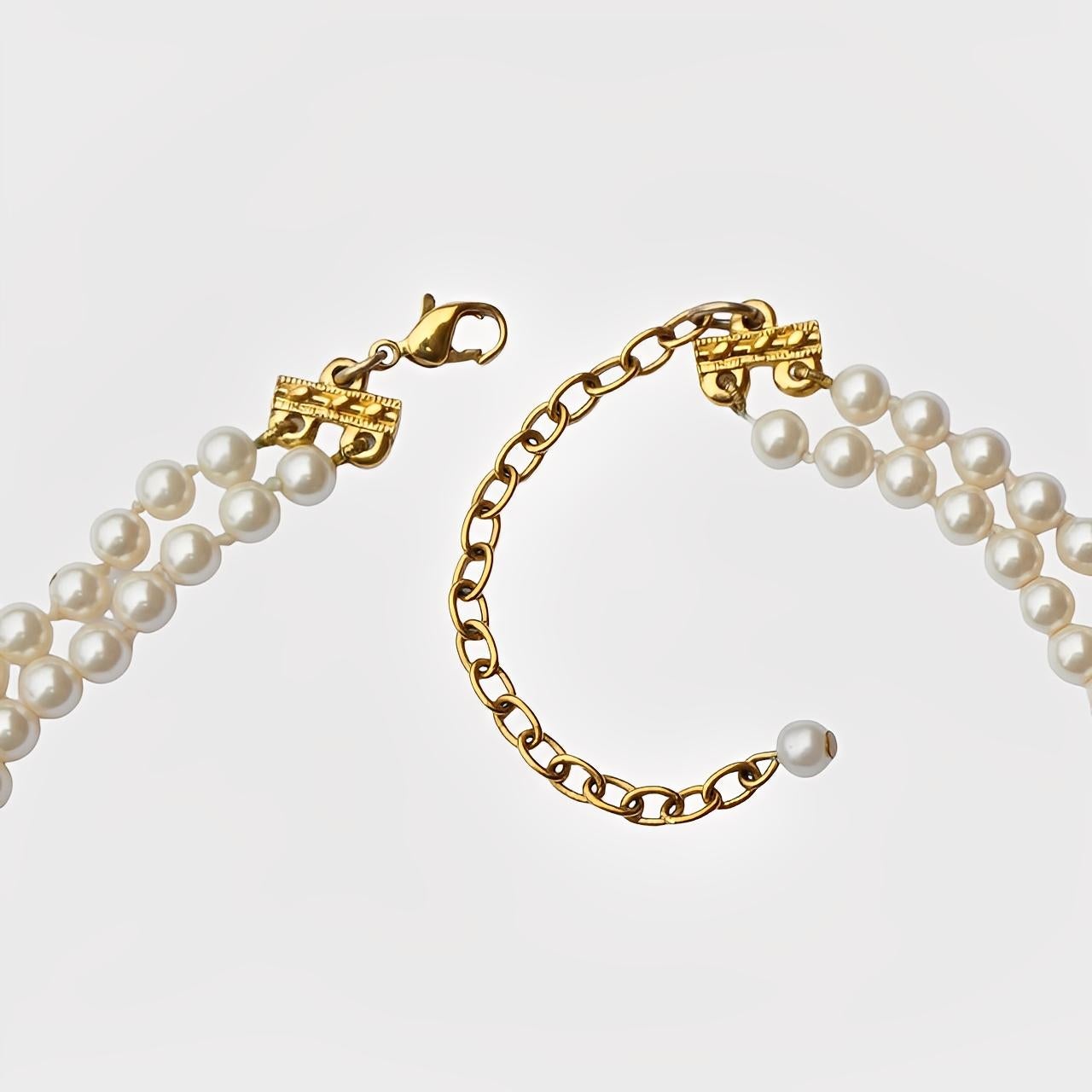 Collana a doppio filo di perle finte placcate oro con ciondolo a forma di fiore in vendita 3