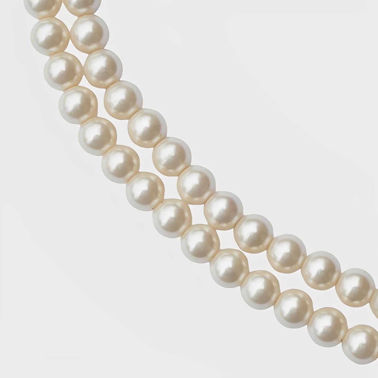 Collana a doppio filo di perle finte placcate oro con ciondolo a forma di fiore in vendita 4