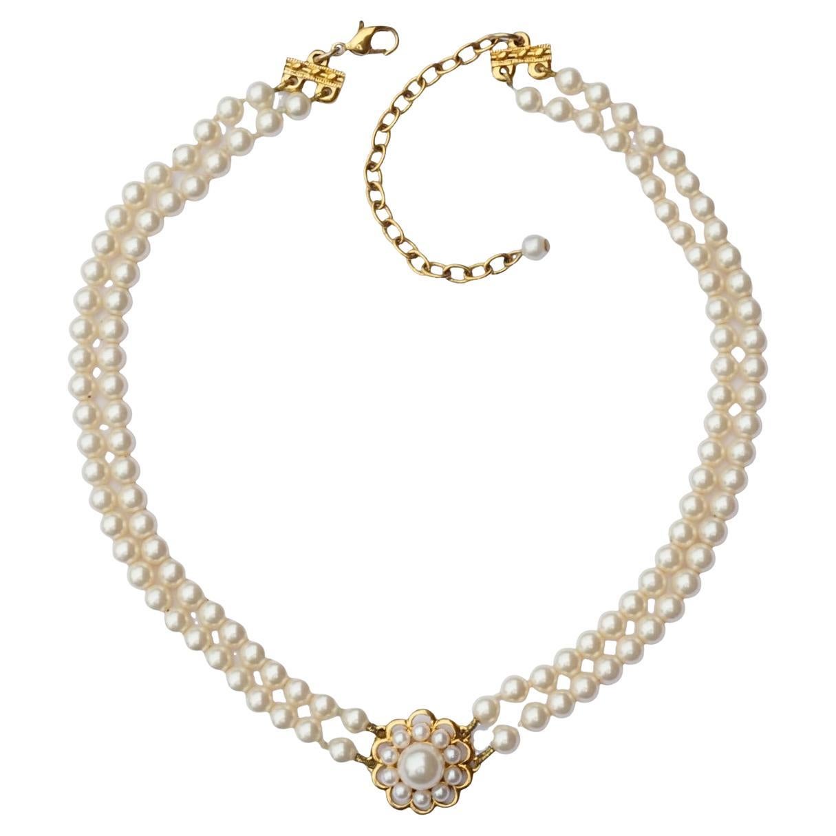 Collana a doppio filo di perle finte placcate oro con ciondolo a forma di fiore