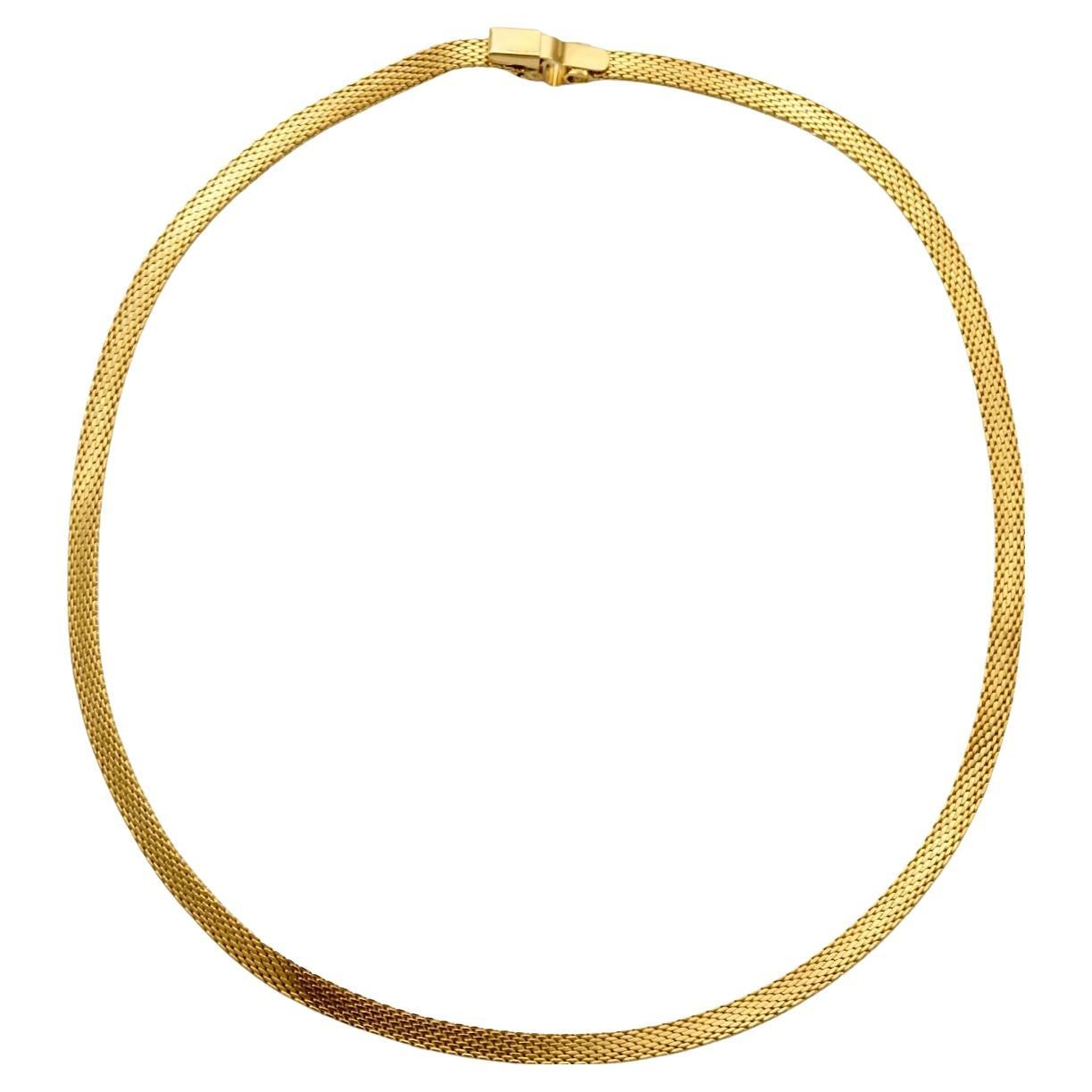 Beautiful bright gold plated Egyptian Revival mesh necklace, featuring a lovely shiny and textured design. Measuring length 39.7 cm / 15.6 inches by width 4 mm / .15 inch. The necklace is in very good condition.

This is a classic collar necklace,
