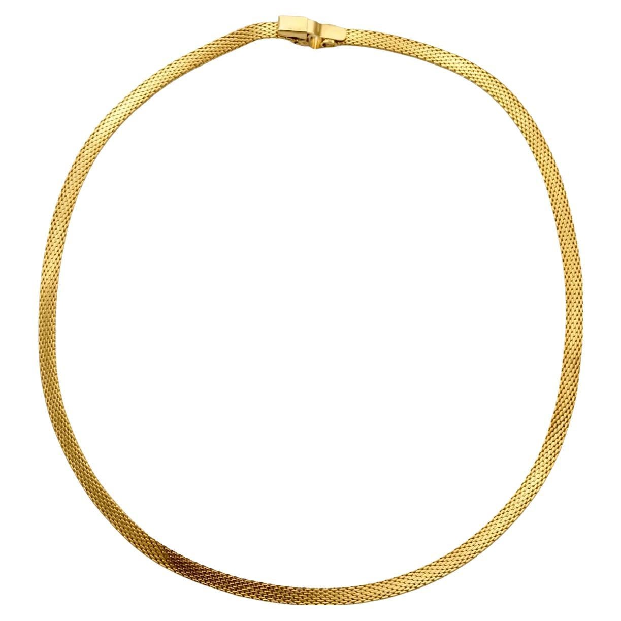 Bellissima collana a maglie egiziana placcata oro brillante, con un bel design lucido e strutturato. Misura 39,7 cm di lunghezza per 4 mm di larghezza. La collana è in ottime condizioni.

Si tratta di una classica collana da collo, risalente agli