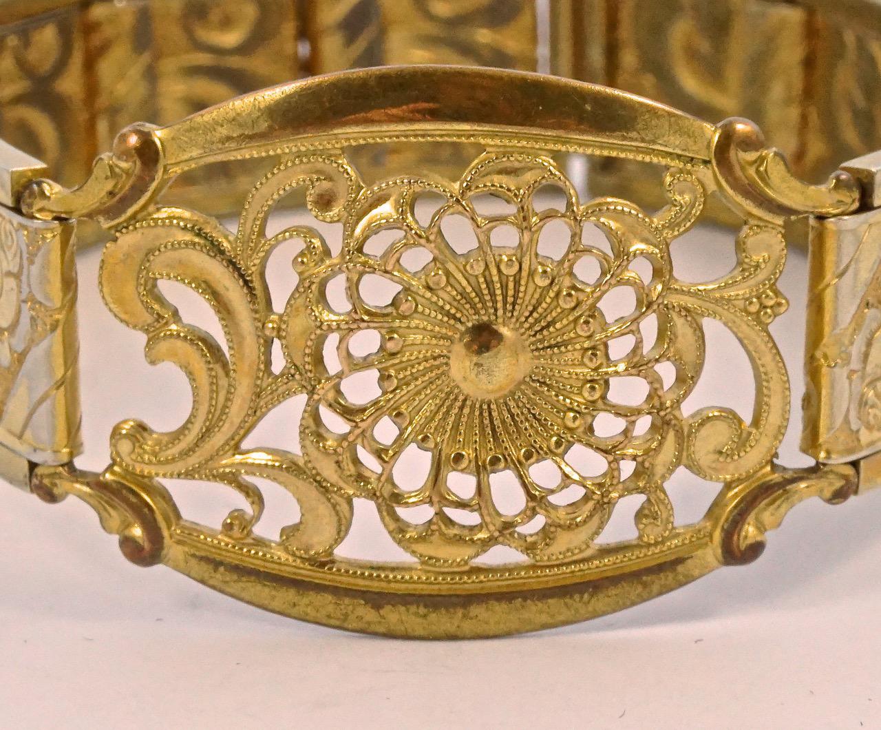 Gold plated expansion bracelet with engraved flower links and a lovely centre decorative flower panel. Measuring inside diameter approximately 5.4cm / 2.12 inches by width 1.4cm / .55 inch. There is some wear to the gold plating.

This is a