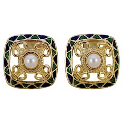 Orecchini a clip placcati in oro con perle finte, smalto verde e blu, circa anni '80