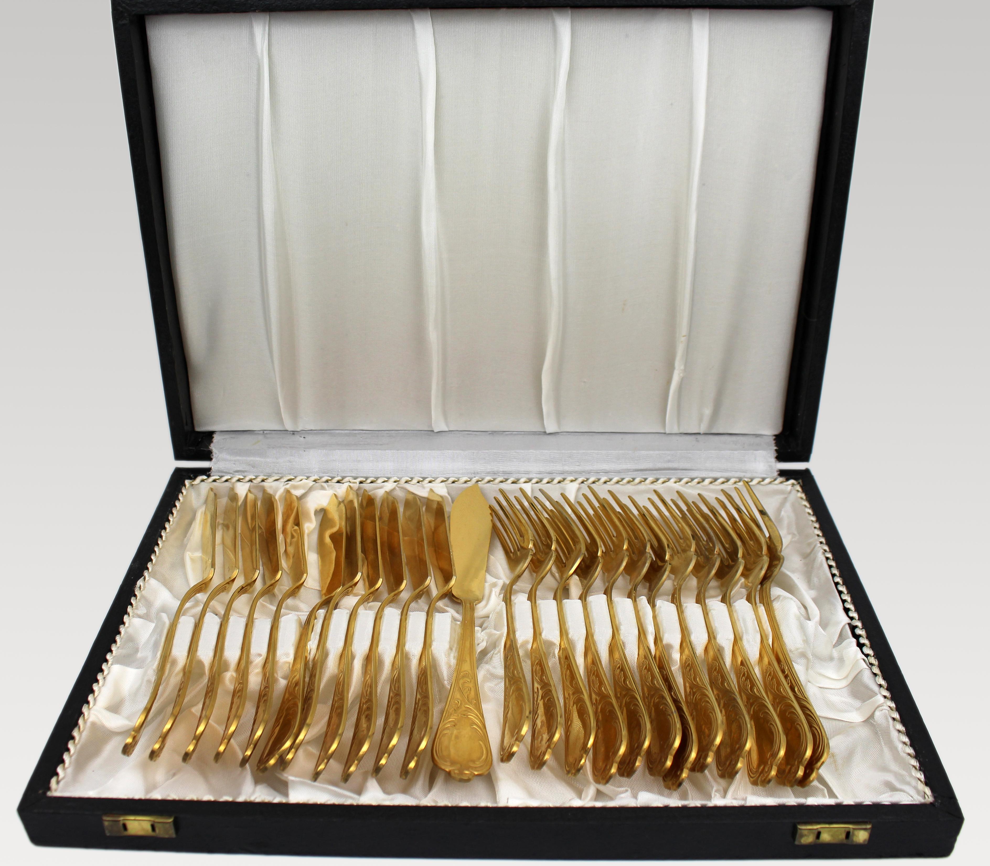 Juego de cubiertos de pescado bañados en oro para 12 de Solingen, Alemania, 23/24 quilates, mediados del siglo XX

Una cubertería de pescado para doce personas finamente elaborada y bellamente presentada, chapada en oro y fabricada en Solingen