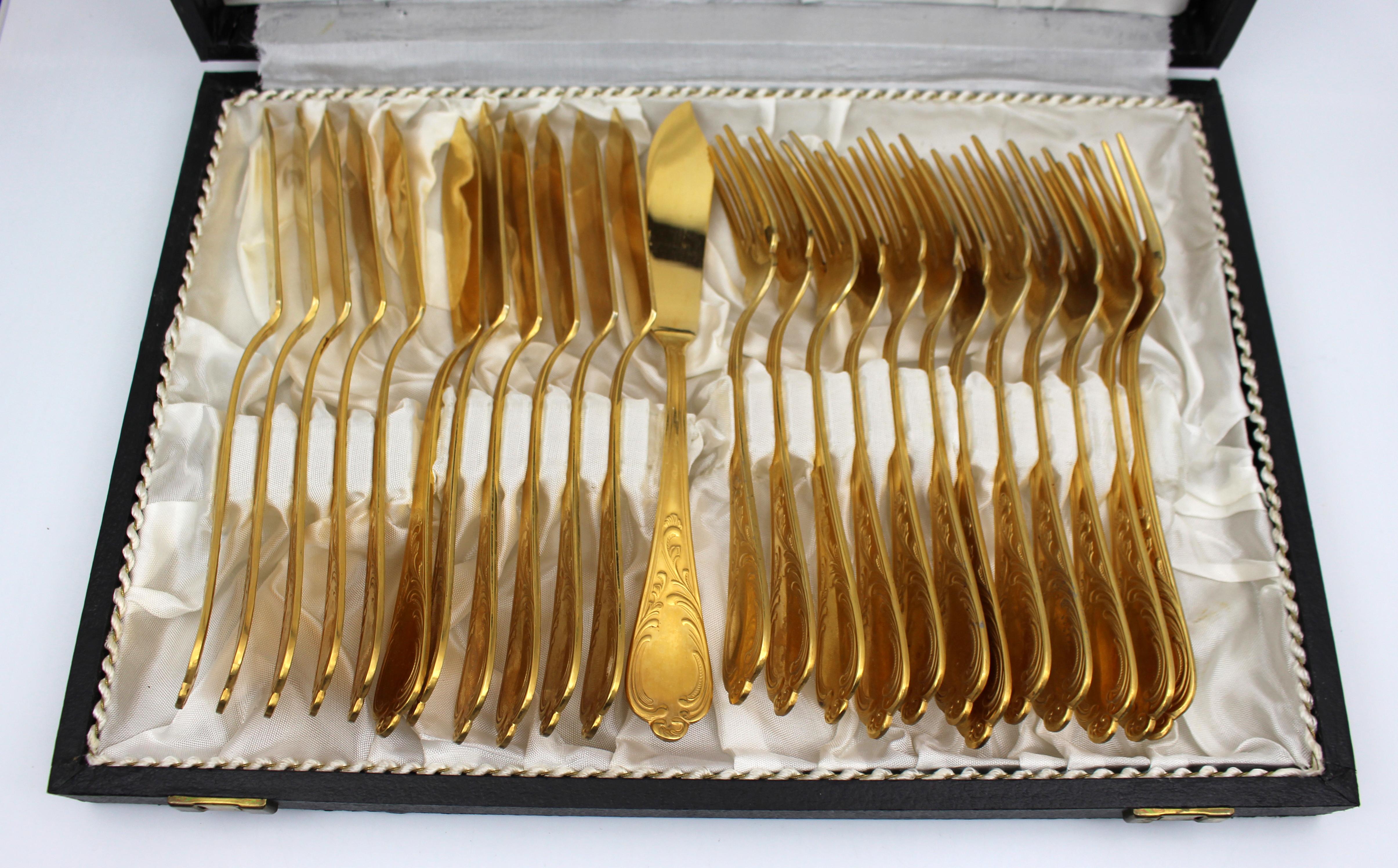 Juego de cubiertos de pescado bañados en oro para 12 de Solingen, Alemania, 23/24 quilates, mediados del siglo XX Alemán en venta