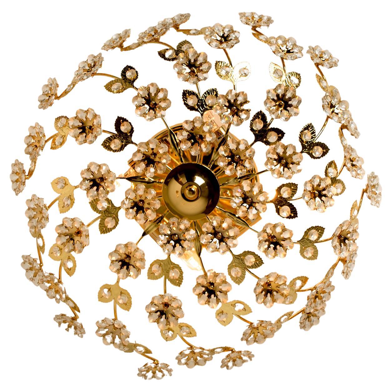 Stunning flower wall light/ flush mount by Palwa, Germany, circa 1965-1975.
A luxurious of light fixture with beautifully cut flower and leaves crystals on a gold-plated brass frame.

In very good vintage condition. Cleaned, well wired and ready