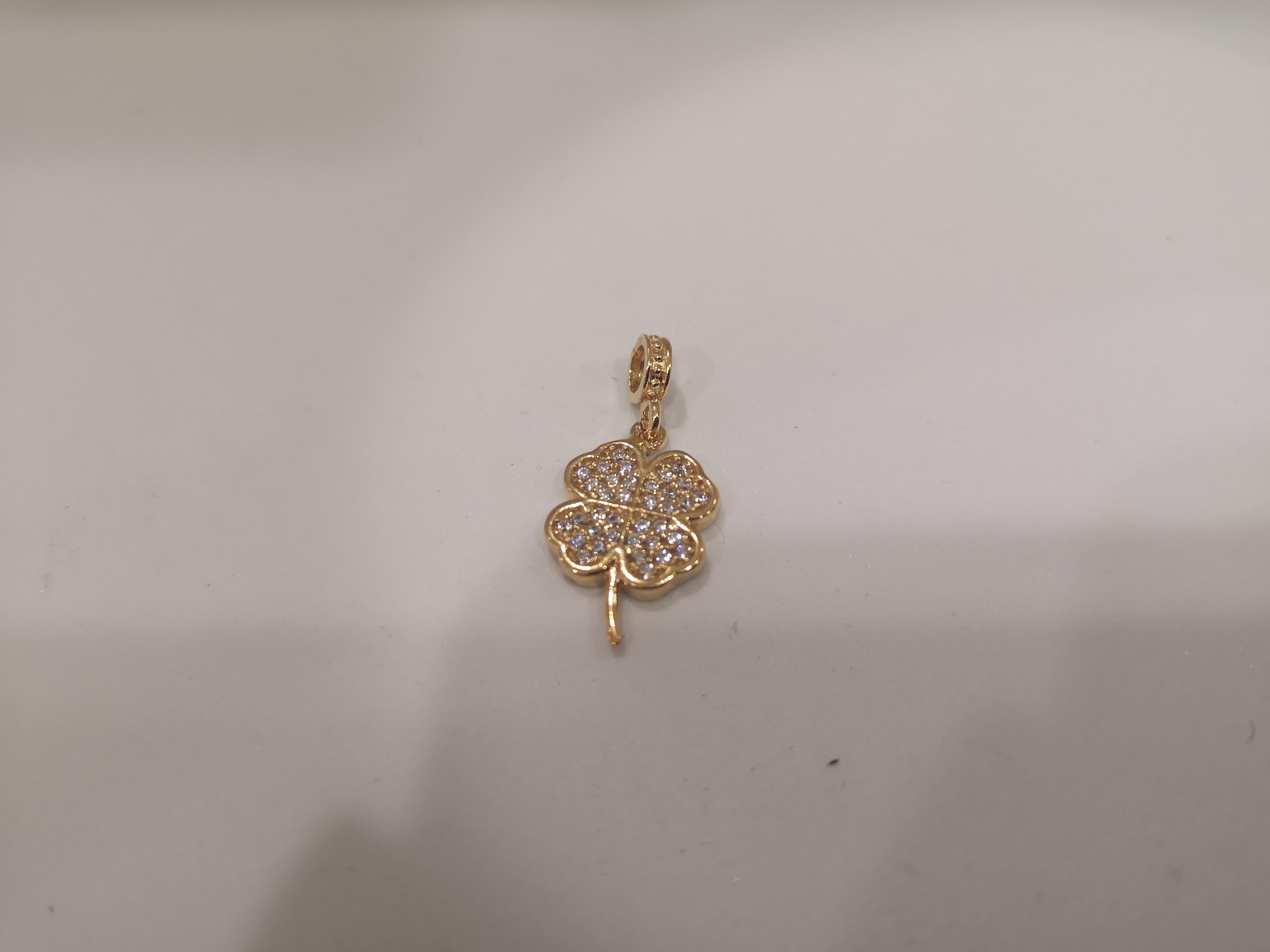 Gold plated four-leaf clover zirconia charm
Totally handmade in Italy gold plated 925% silver
Charm can be add on a necklace or on a bracelet
measurements: 1 cm