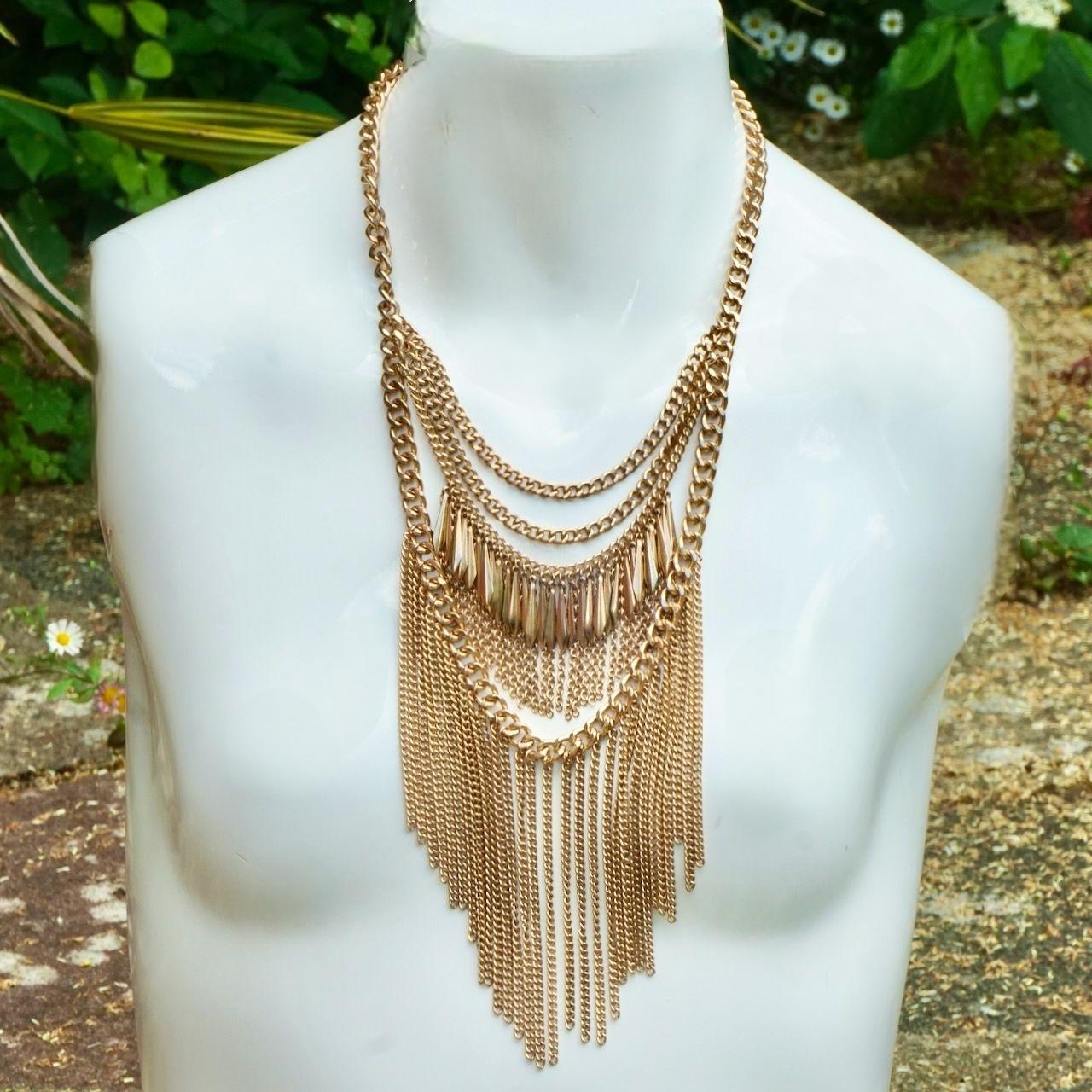 Merveilleux collier en chaîne à quatre brins, plaqué or, avec gouttes et franges. Le métal a une teinte rosée. Le collier présente une certaine usure du placage d'or.

Le collier le plus court mesure 44,5 cm, plus une extension de 4,5 cm.

Il s'agit