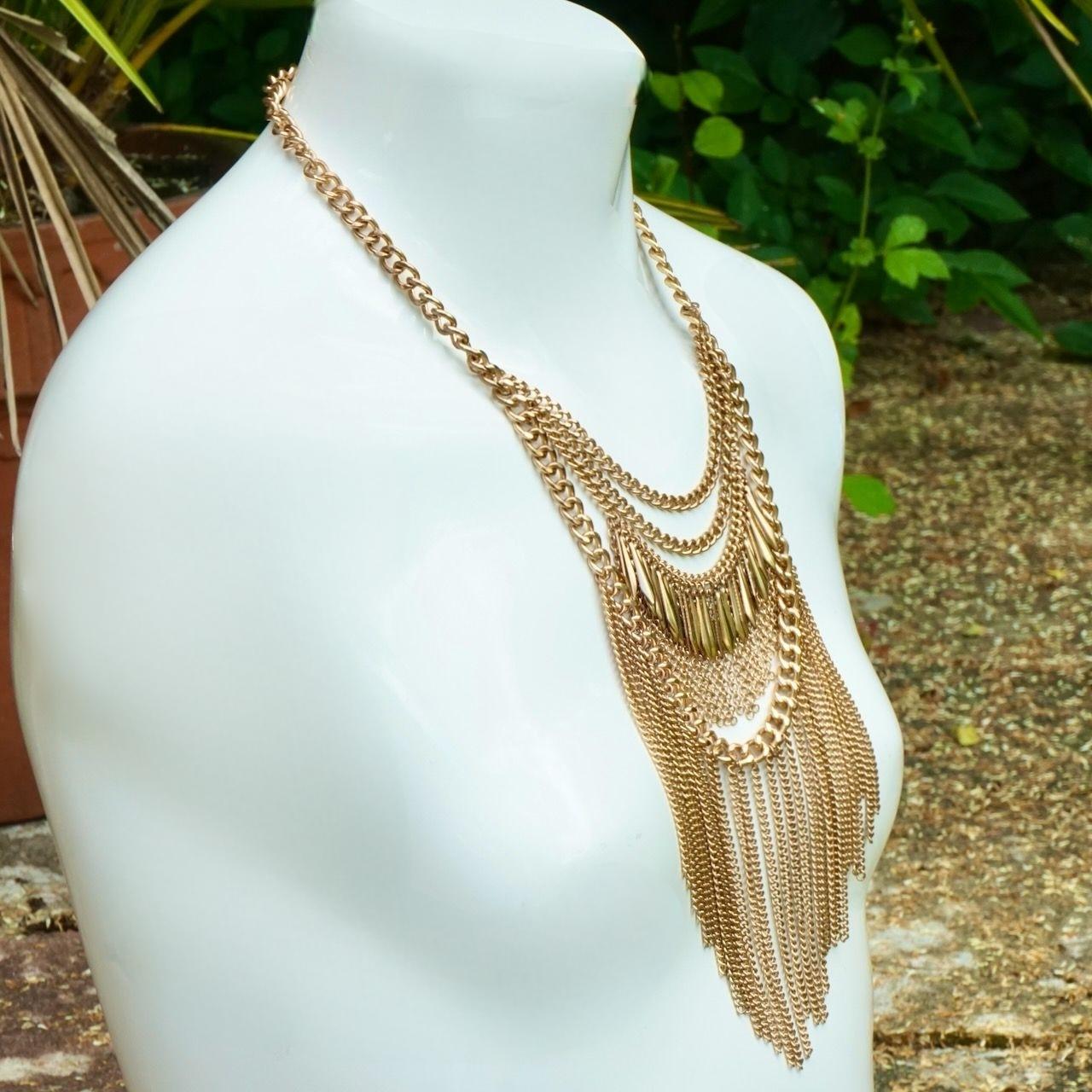 Collier en chaîne à quatre brins plaqué or avec gouttes et franges 1970 Bon état - En vente à London, GB
