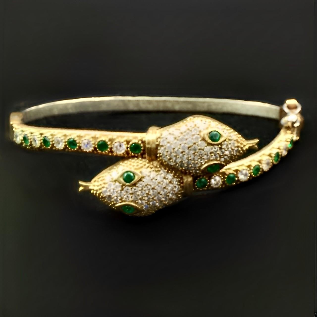 Bracelet serpent plaqué or avec strass verts et clairs en vente 7