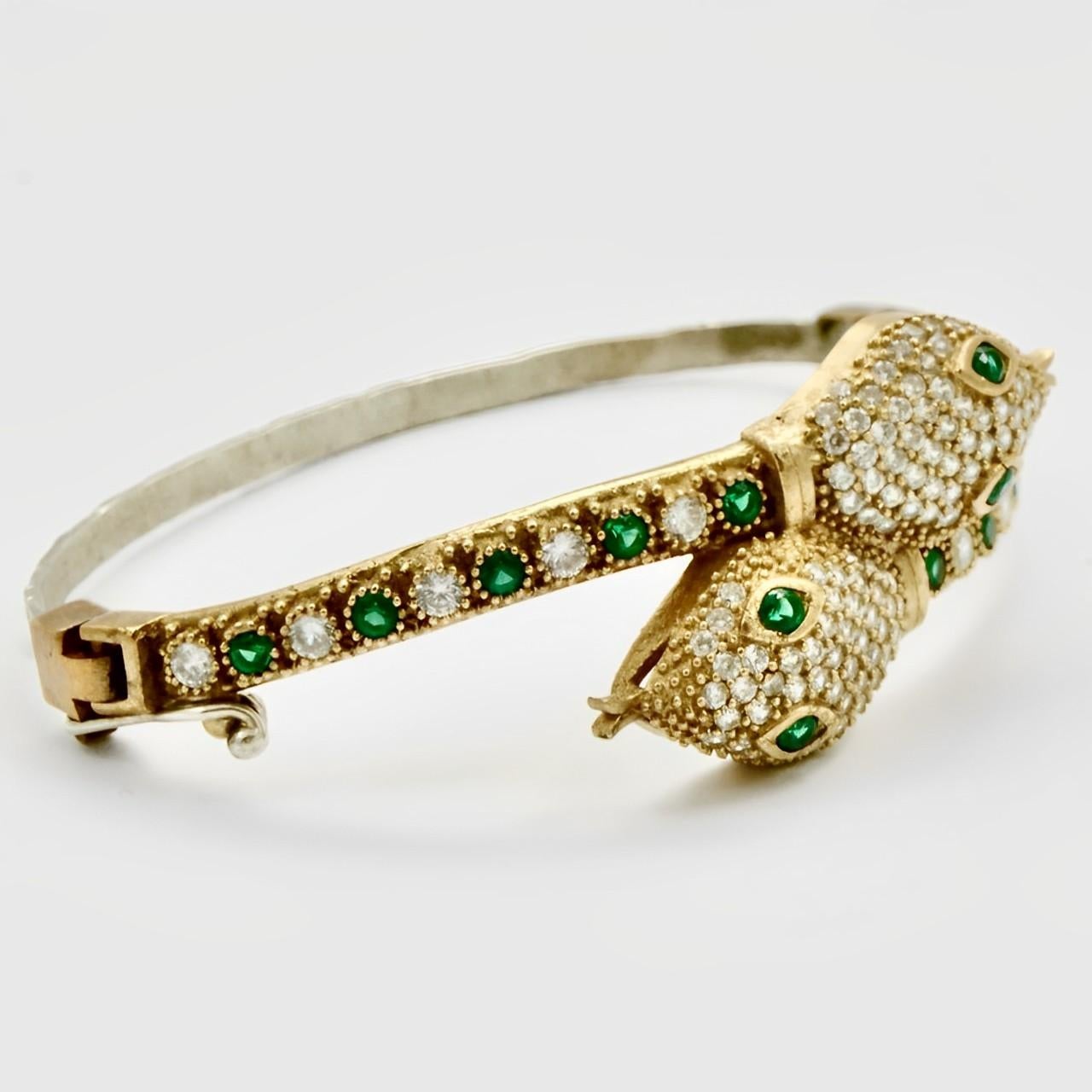 Bracelet serpent plaqué or avec strass verts et clairs Unisexe en vente