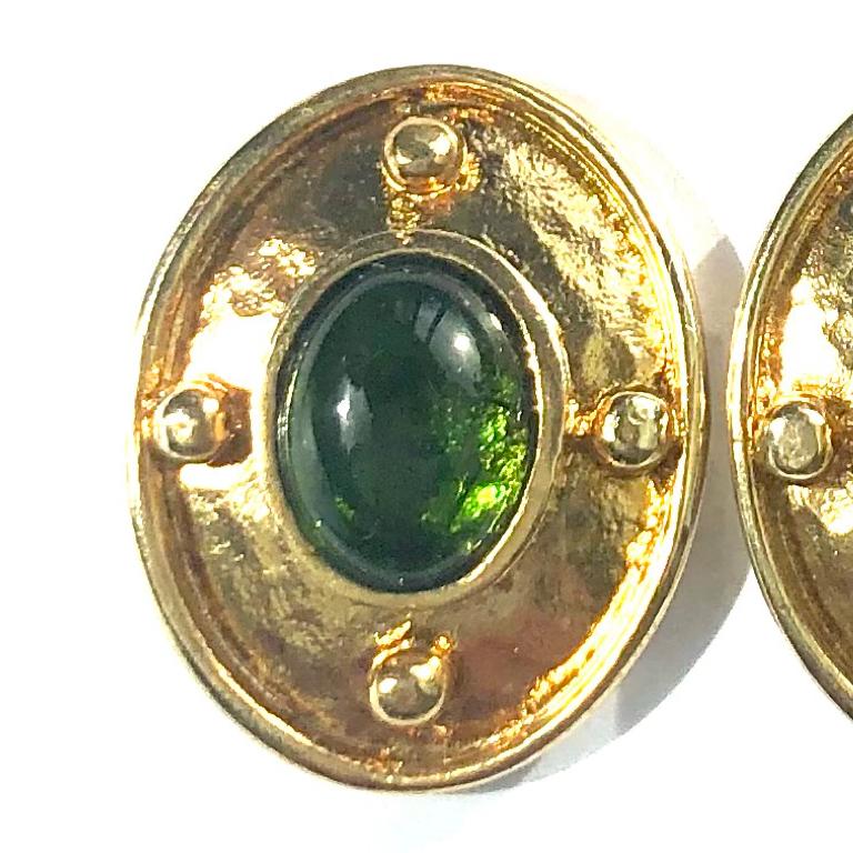 Vergoldete Ohrringe aus grünem Turmalin (Neobarock) im Angebot