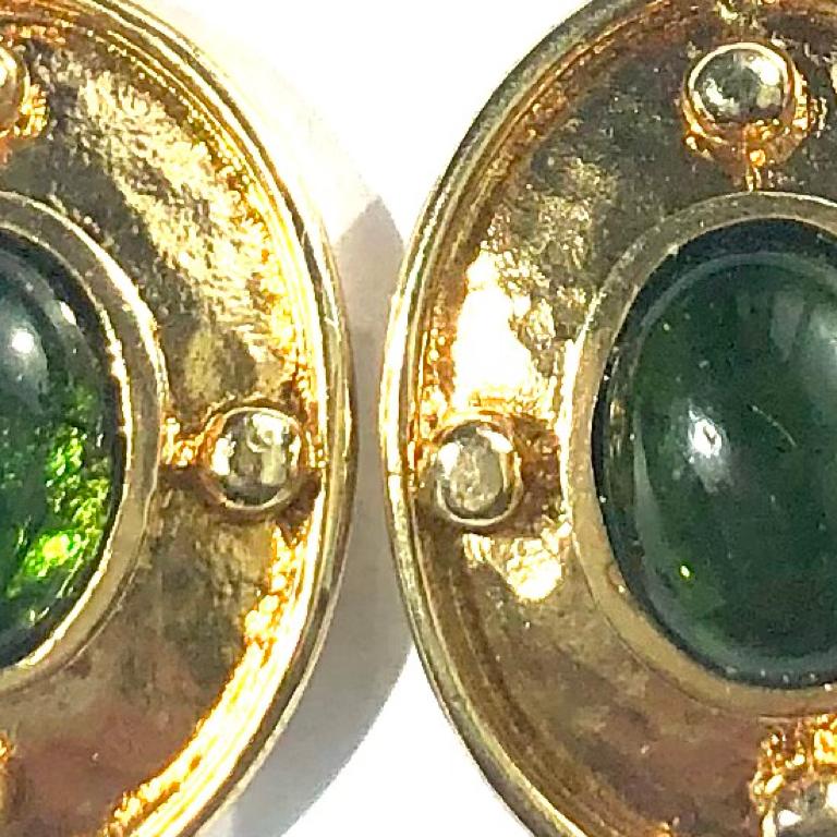 Vergoldete Ohrringe aus grünem Turmalin (Cabochon) im Angebot