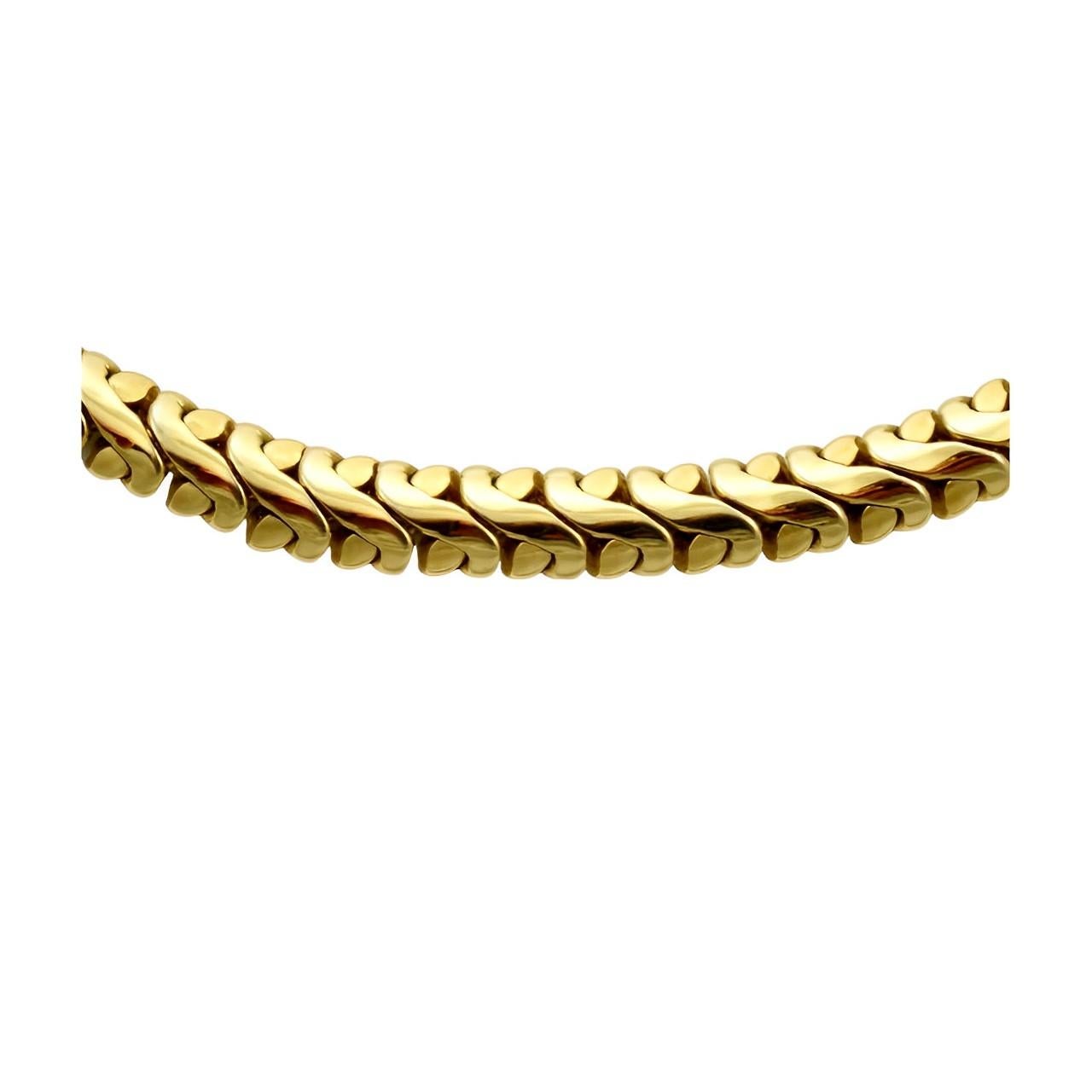 Élégante chaîne lourde plaquée or avec un superbe design de maillons fantaisie. Longueur 41,8 cm / 16,45 pouces et largeur 7 mm / .27 pouces.

Il s'agit d'un collier à chaîne de qualité, datant des années 1980.