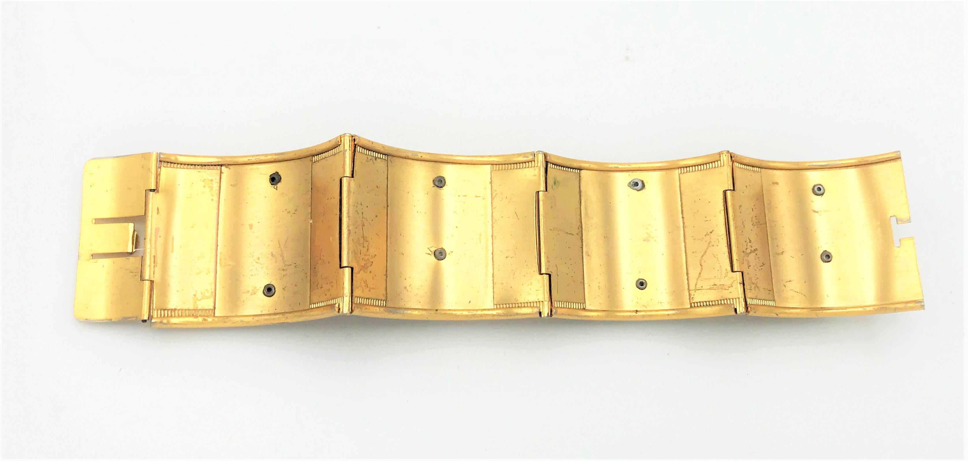 Vergoldetes Scharnierarmband mit Coro-Emailleblumen aus den 1940er Jahren   (Moderne) im Angebot