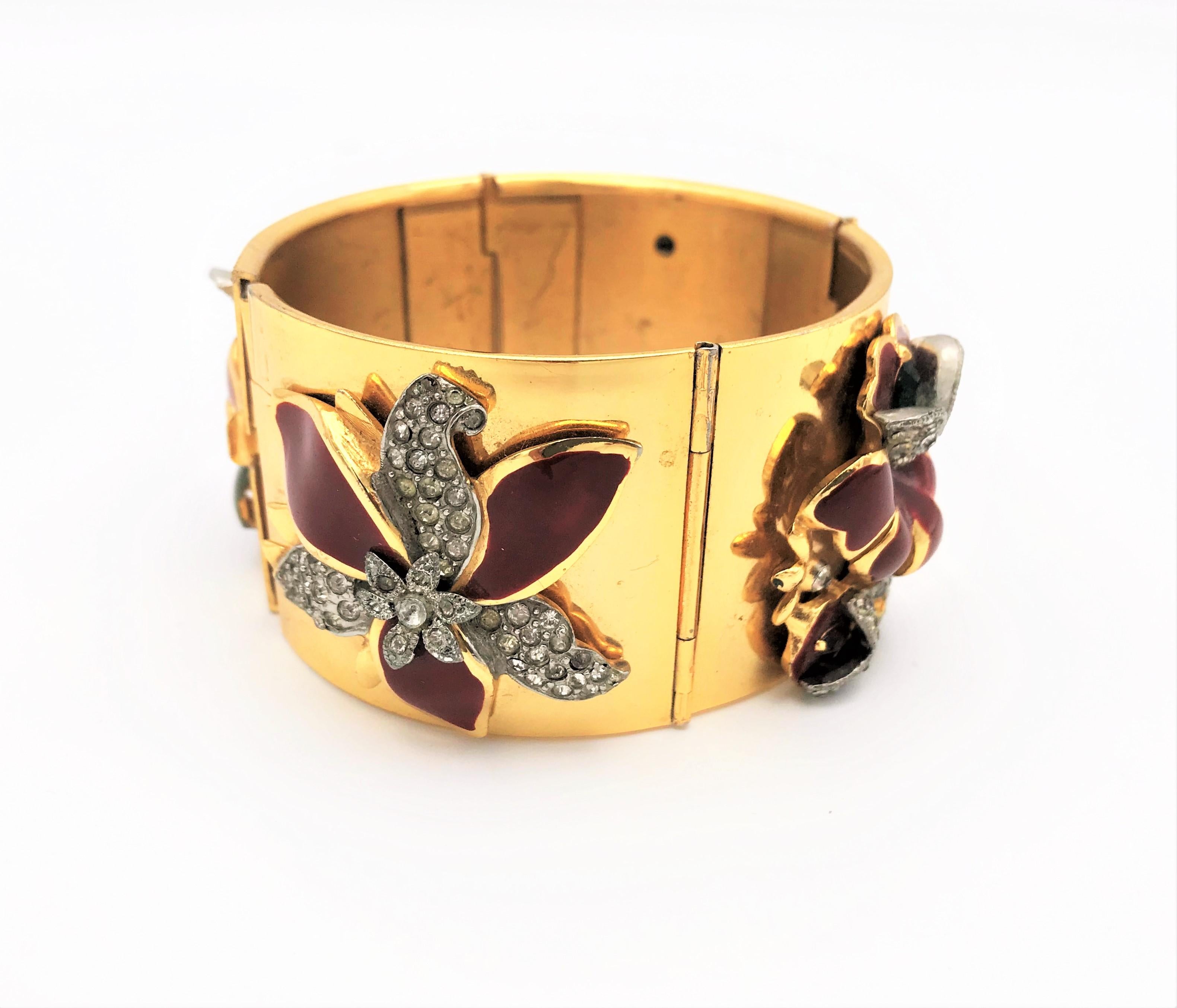 Gold plated hinged bracelet with Coro enamel flowers attached from the 1940s, US For Sale 2
