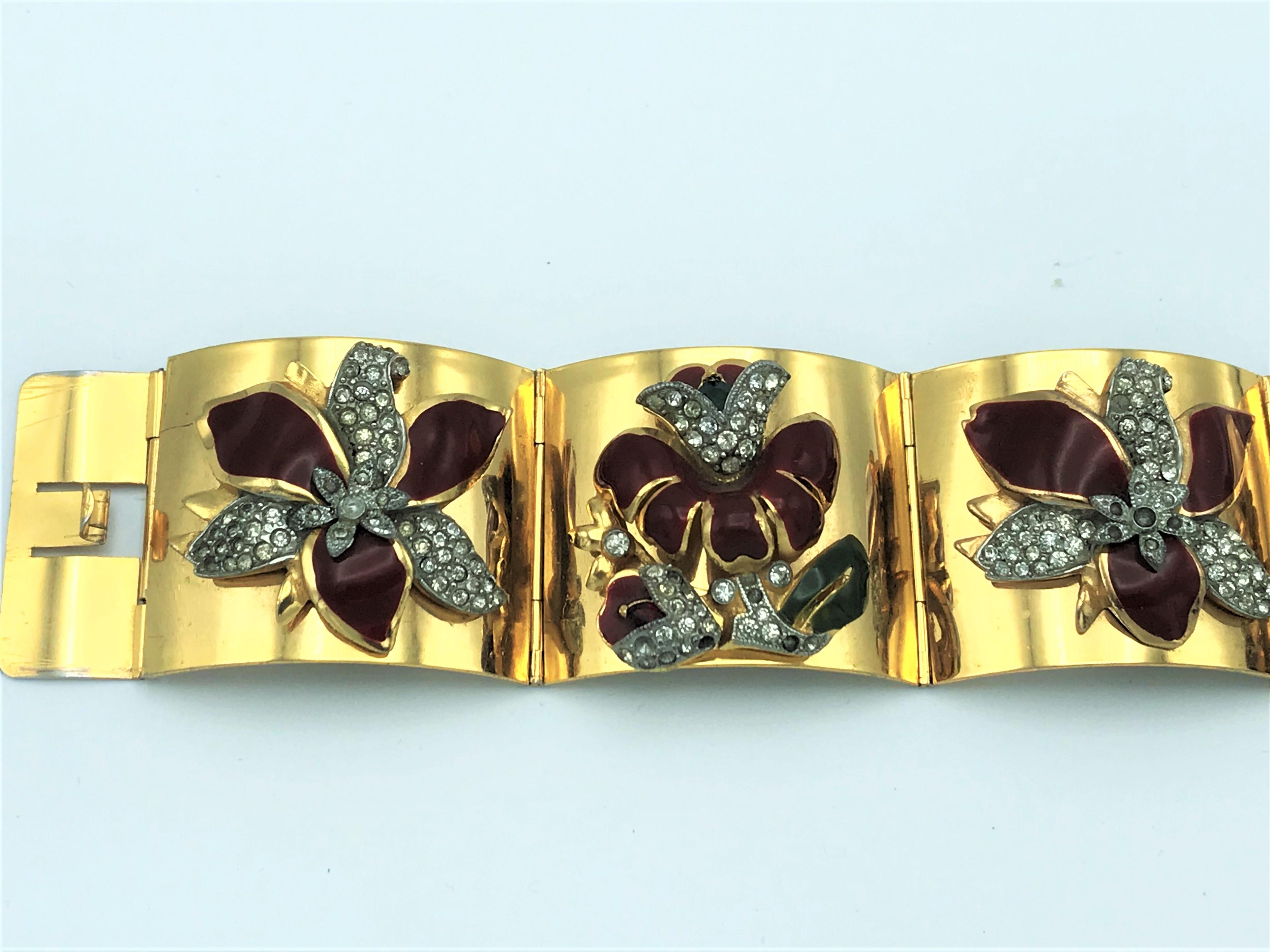 Gold plated hinged bracelet with Coro enamel flowers attached from the 1940s, US In Good Condition For Sale In Stuttgart, DE