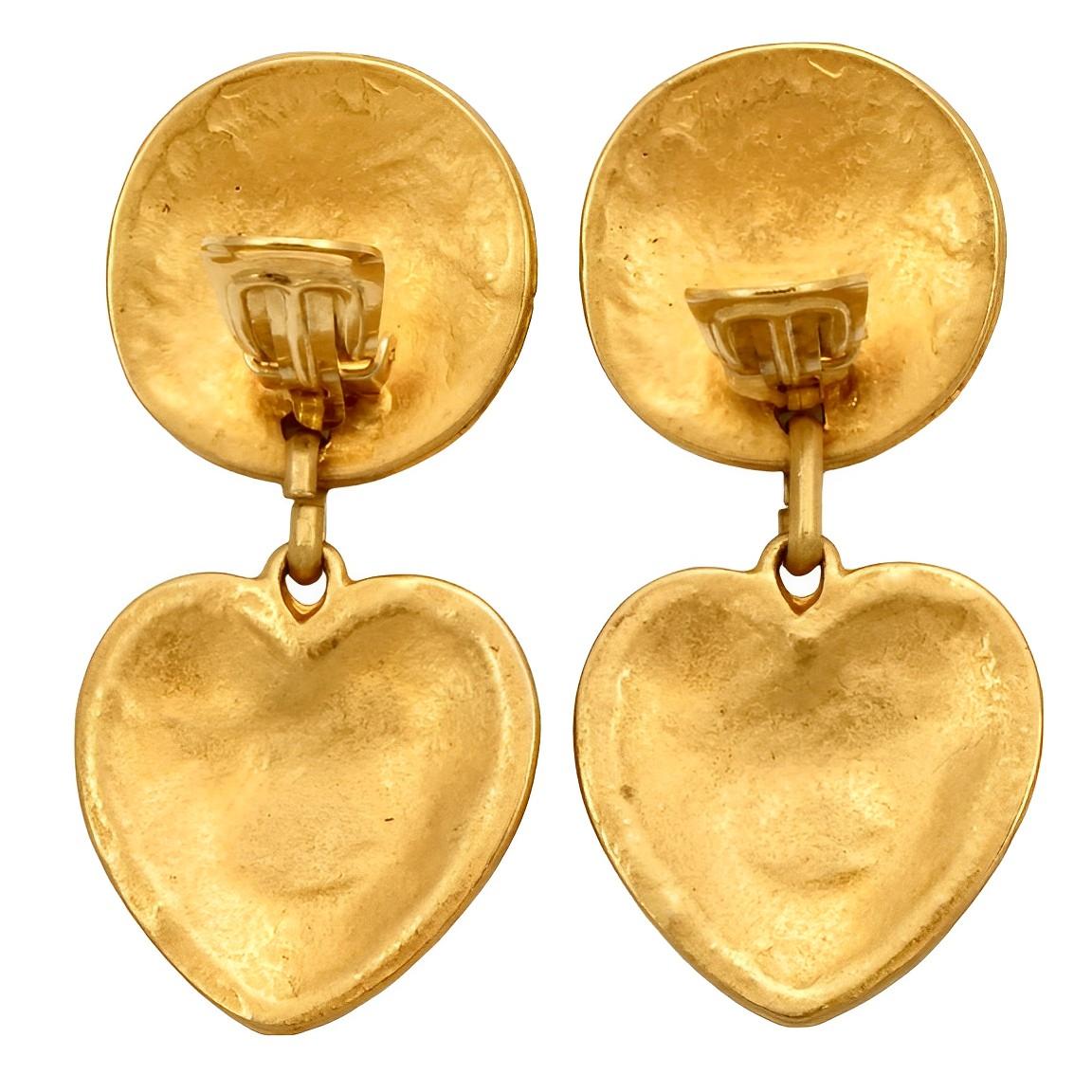 Gold Plated Italian Byzantine Design Heart Clip on Earrings circa 1980s  In Good Condition For Sale In London, GB
