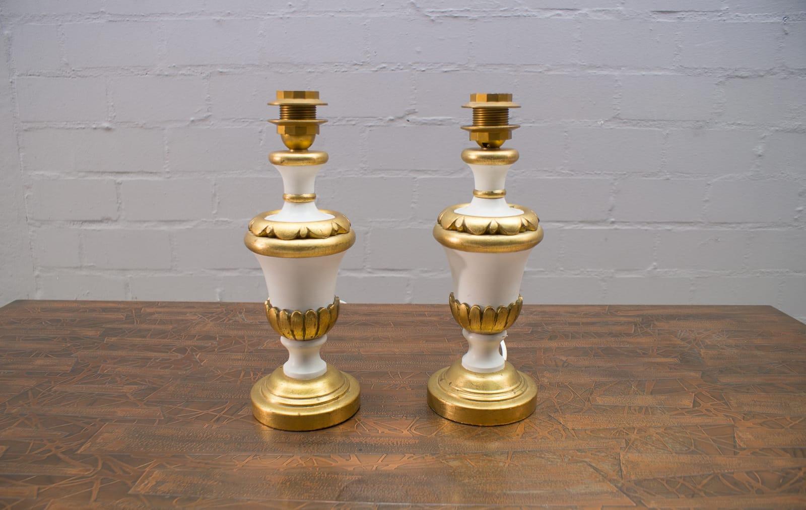 Gold-plated Italian table lamps in Hollywood Regency style. Elegant and noble is the great pair of lamps.
This set of two table lamps requires E27 bulbs. The height of the base without the shade is 37cm, diameter 13cm.