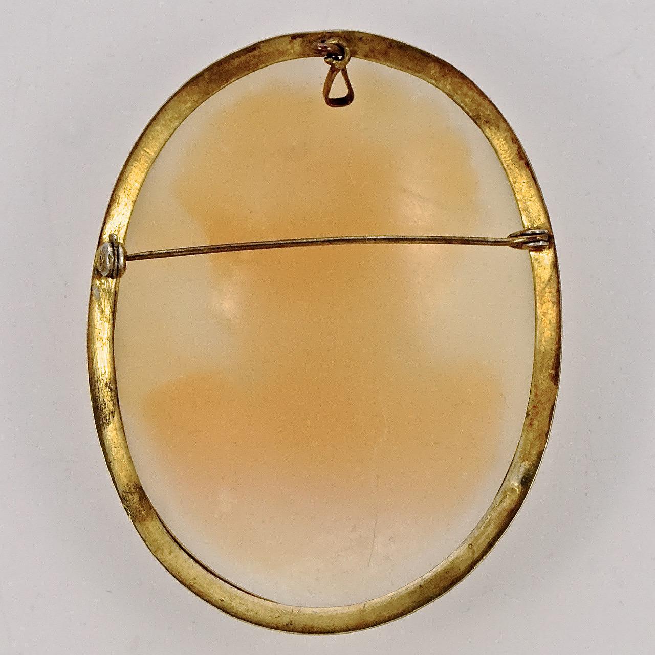 Beautiful large carved shell cameo brooch of a lady, in a lovely gold plated setting with a rope design. Measuring 6.6cm / 2.6 inches by 5.2cm / 2 inches. There is wear to the gold plating.

This wonderful statement cameo brooch is circa 1950s.