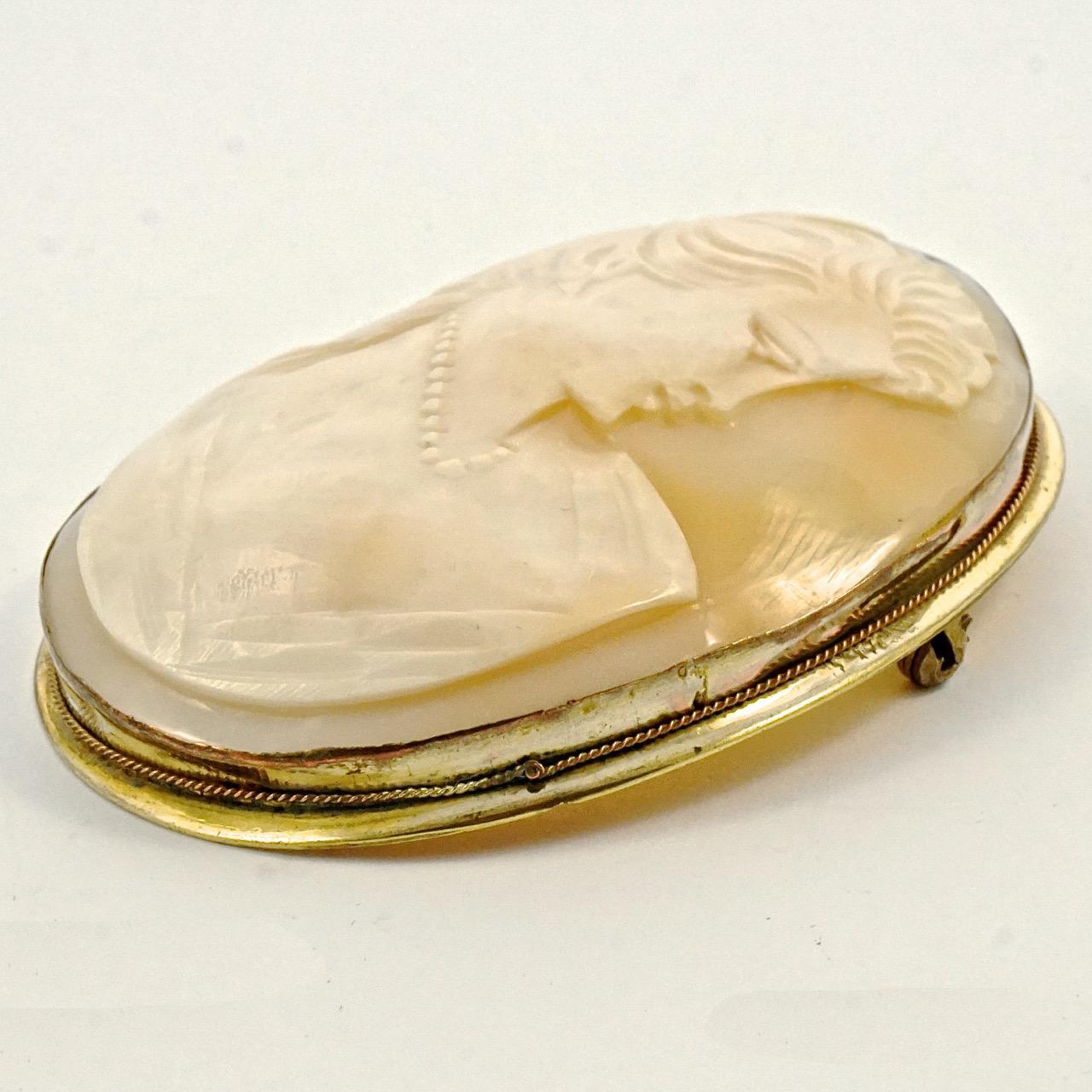 Plaqué or Large Oval sculpté Lady Shell Cameo Brooch Pendentif  Bon état - En vente à London, GB