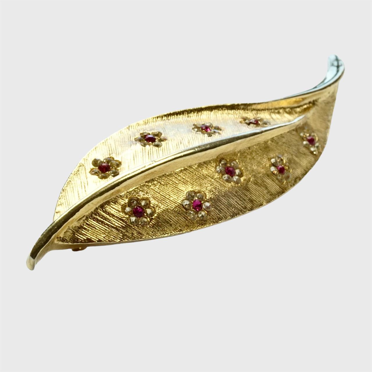 Gold Plated Leaf Brooch with Pink and Clear Rhinestone Flowers In Good Condition For Sale In London, GB
