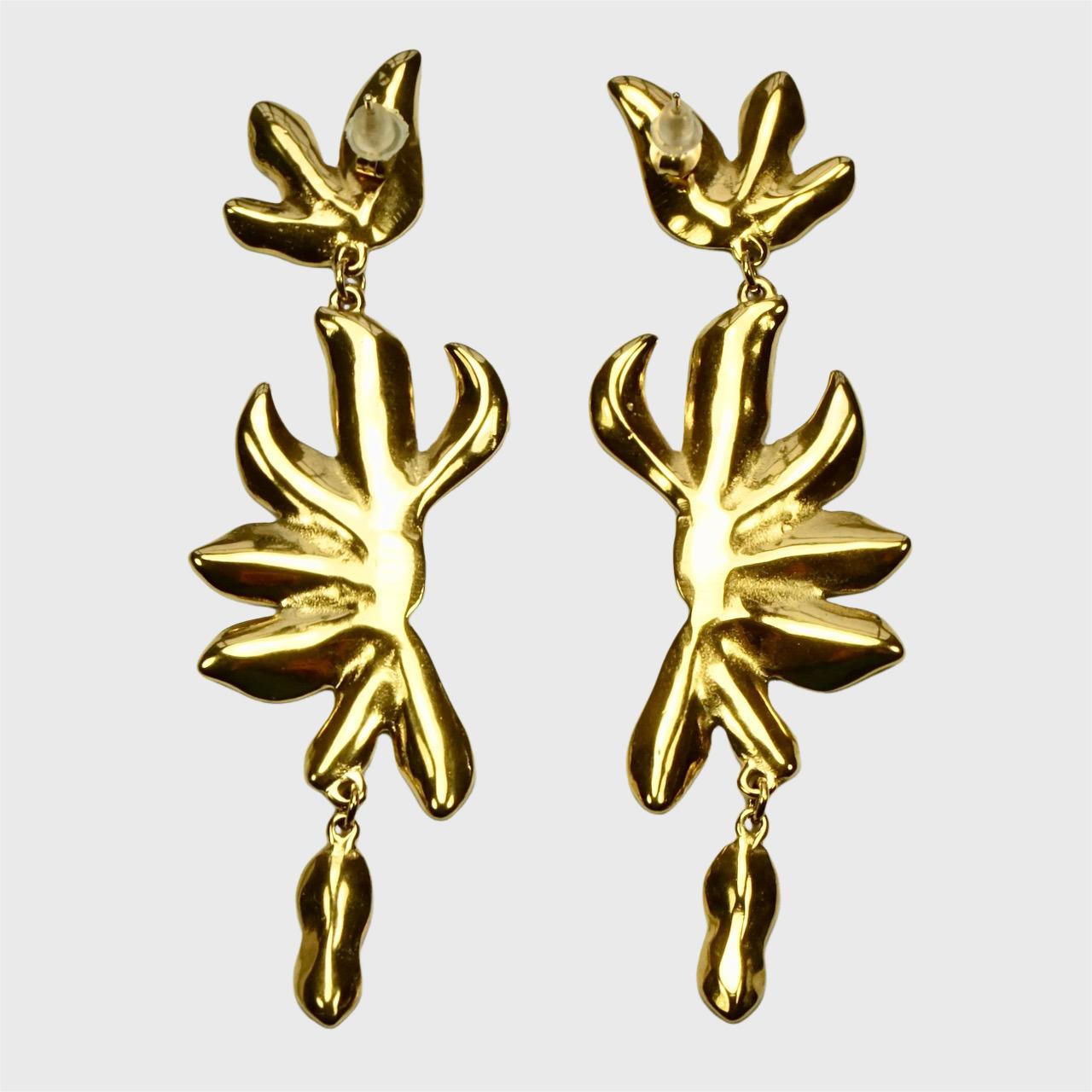 Stylish gold plated drop earrings, featuring a lovely leaf design. Measuring length 9.1 cm / 3.5 inches.

This is a pair of modern drop earrings in an elegant design, wonderful for evening or special occasion wear.