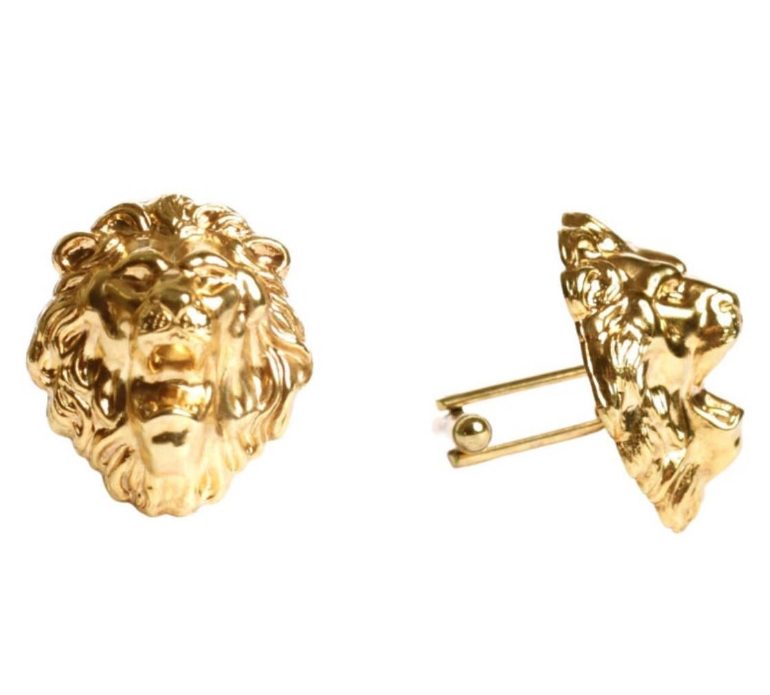 Ces boutons de manchette en forme de tête de lion, fabriqués à la main par Mordekai, sont synonymes d'élégance audacieuse. Sculpté en laiton et richement plaqué d'or, chaque bouton de manchette est orné d'un lion rugissant, symbole intemporel de