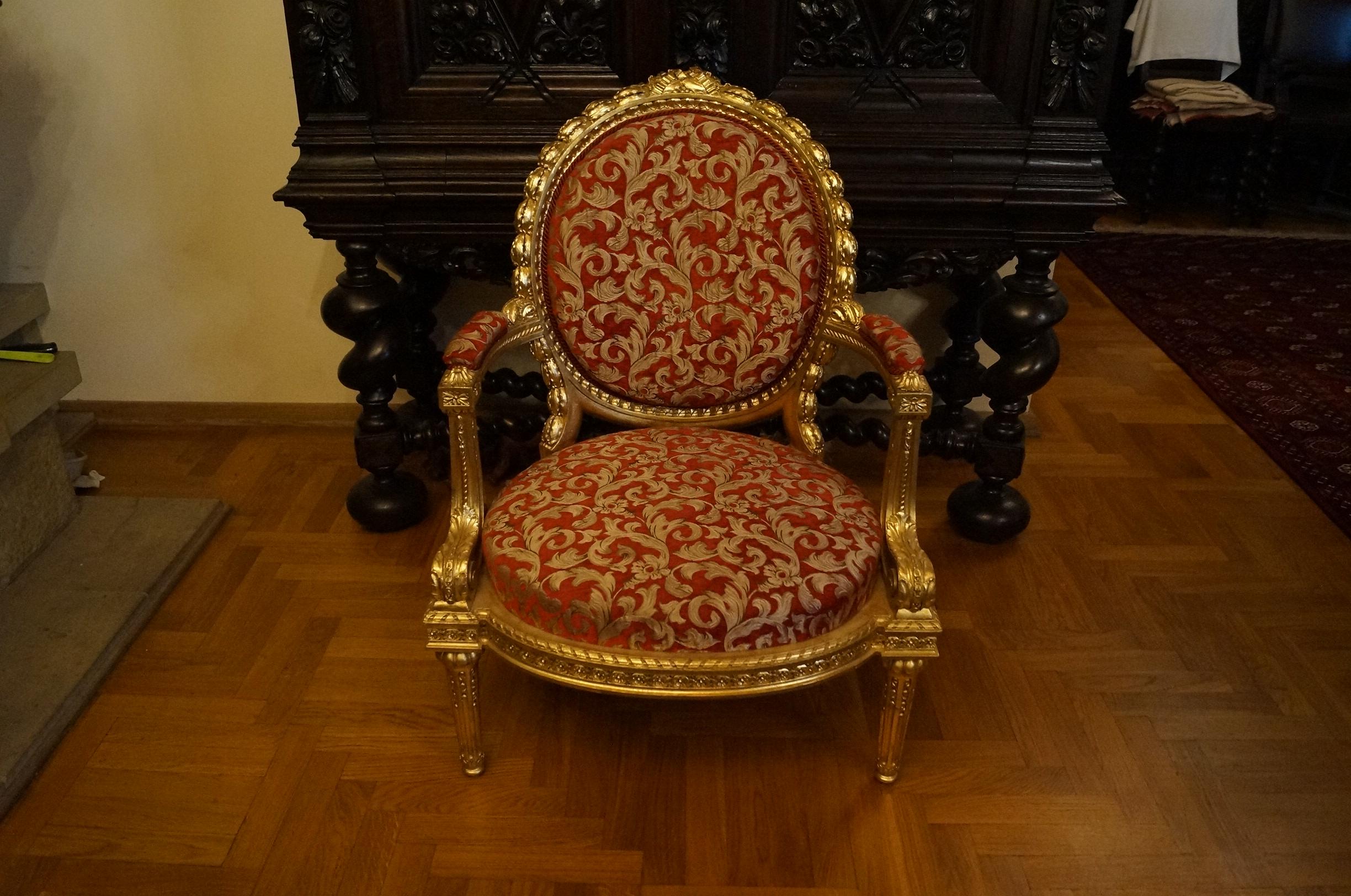 Gold-plated Louis XVI chair from 1860
Every piece of furniture that leaves our workshop from the beginning to the end is subjected to manual renovation, so as to restore its original condition from many years ago (It has been cleaned to bare