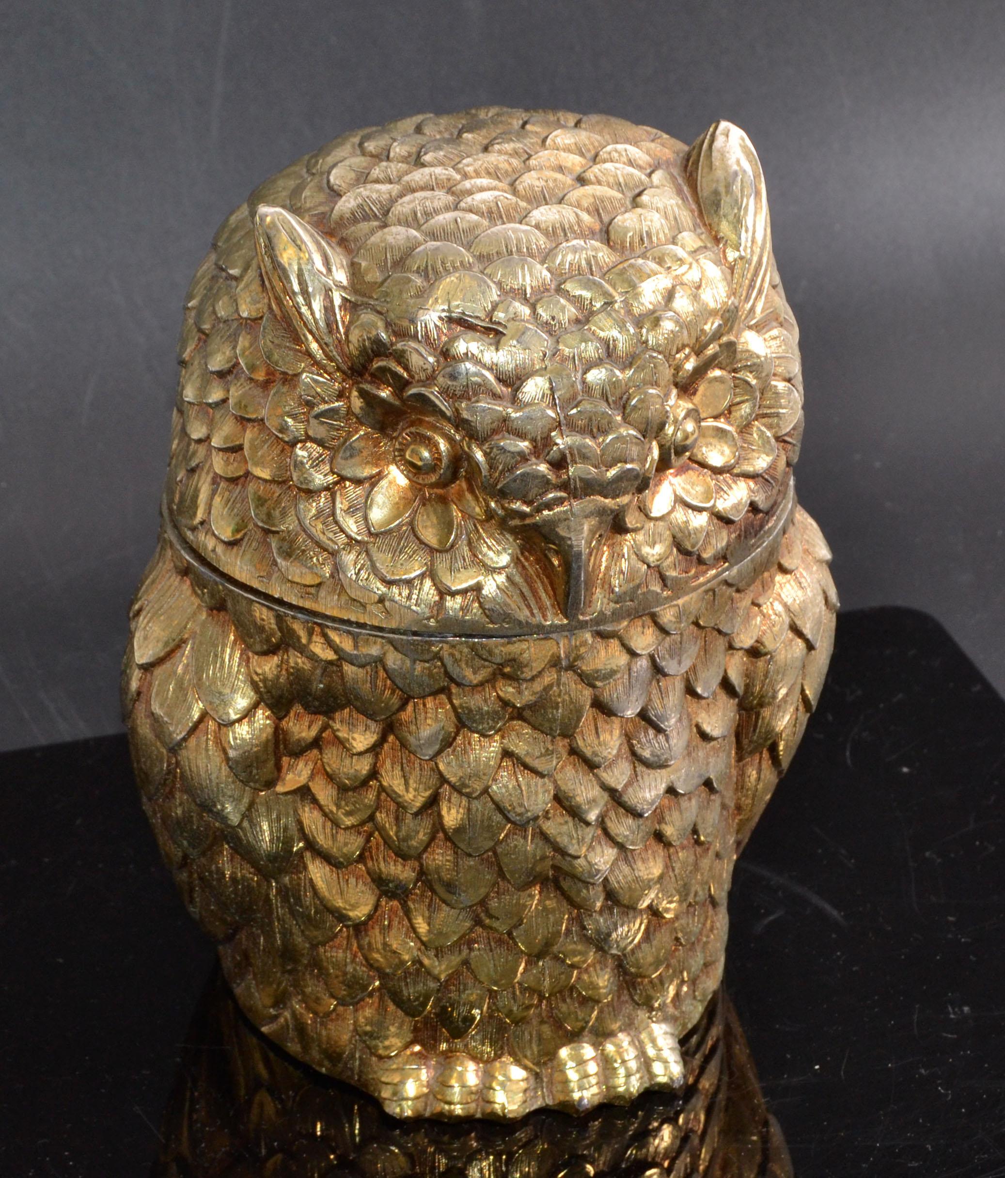 1940s Original Mauro Manetti gold plate owl ice bucket with metal insulation, made in Italy.
Keeps the ice cubes frozen for a long time as the lid sits tight on the bucket.
Highly favored Collectors treasure.
Please take a look at our large