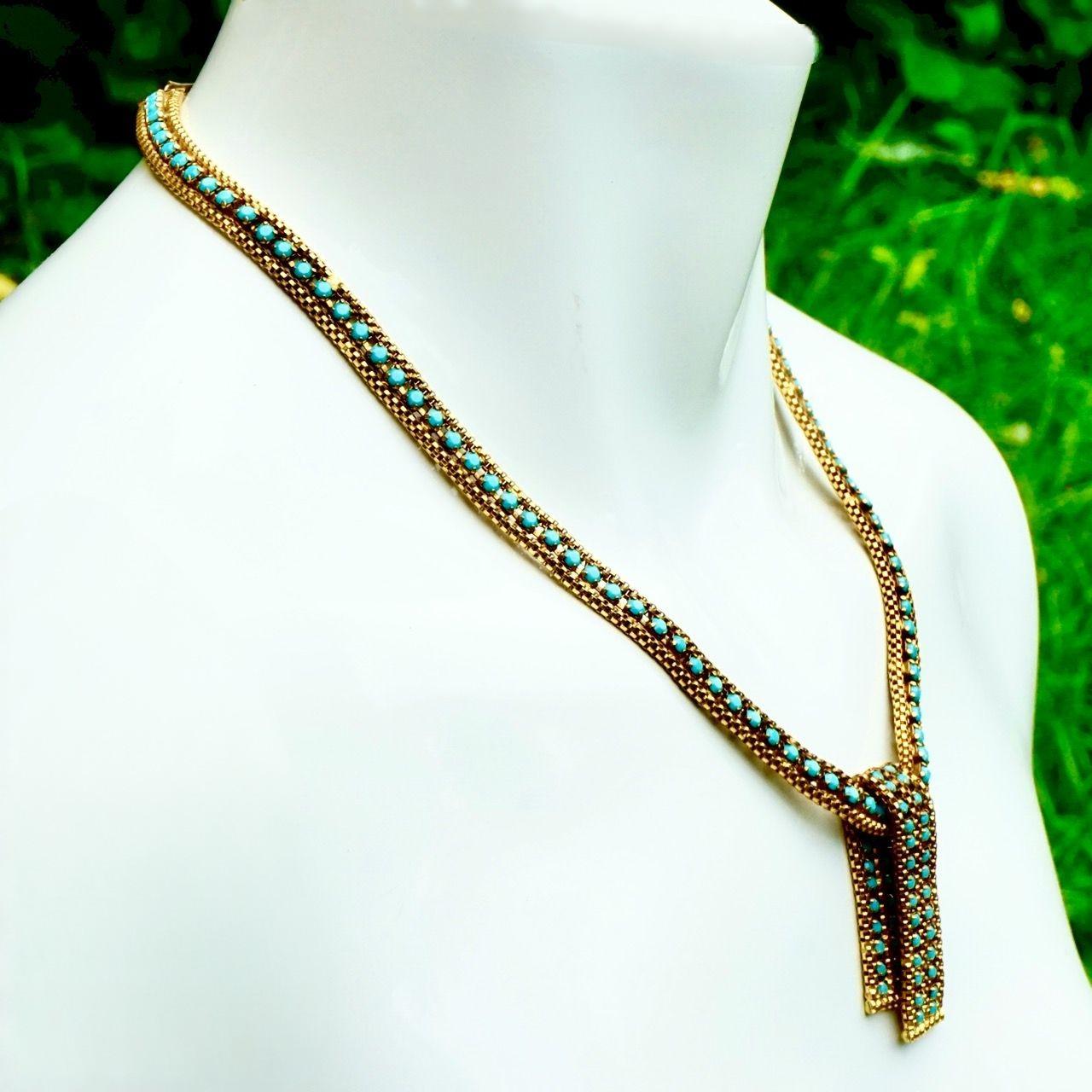 Collana in maglia placcata oro e vetro finto turchese con ciondolo a scomparsa In condizioni buone in vendita a London, GB