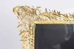 Marco de fotos de metal dorado, diseño contemporáneo.