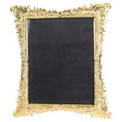 Marco de fotos de metal dorado, diseño contemporáneo.