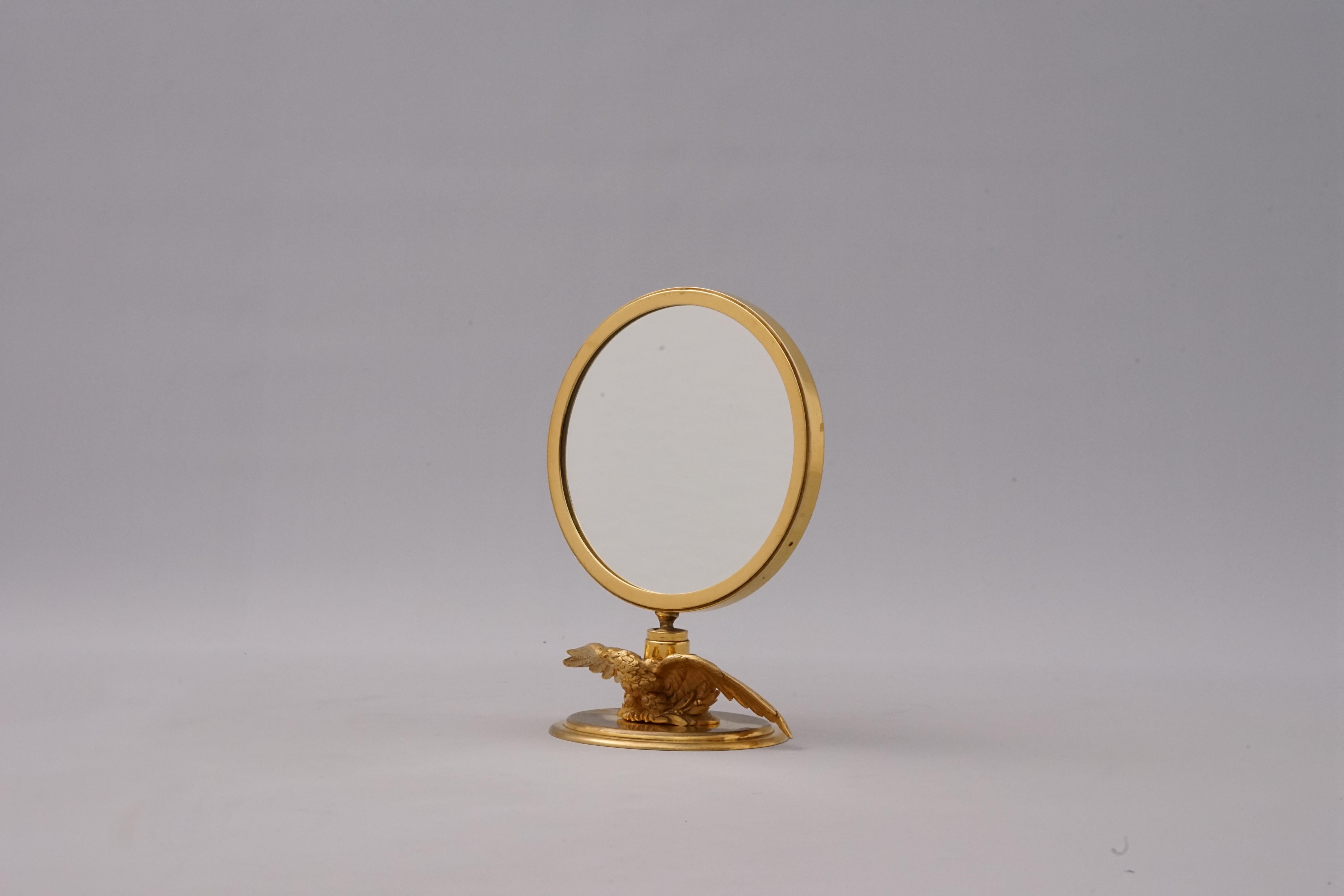 Ein sehr seltener Tischspiegel von Hermès Paris - ein Adler, der mit ausgebreiteten Flügeln auf einem Sockel sitzt und die Schönheit des Mondes auf seinem Rücken reflektiert.
 
Der runde Spiegel ist mit einem Kugelgelenk ausgestattet und kann