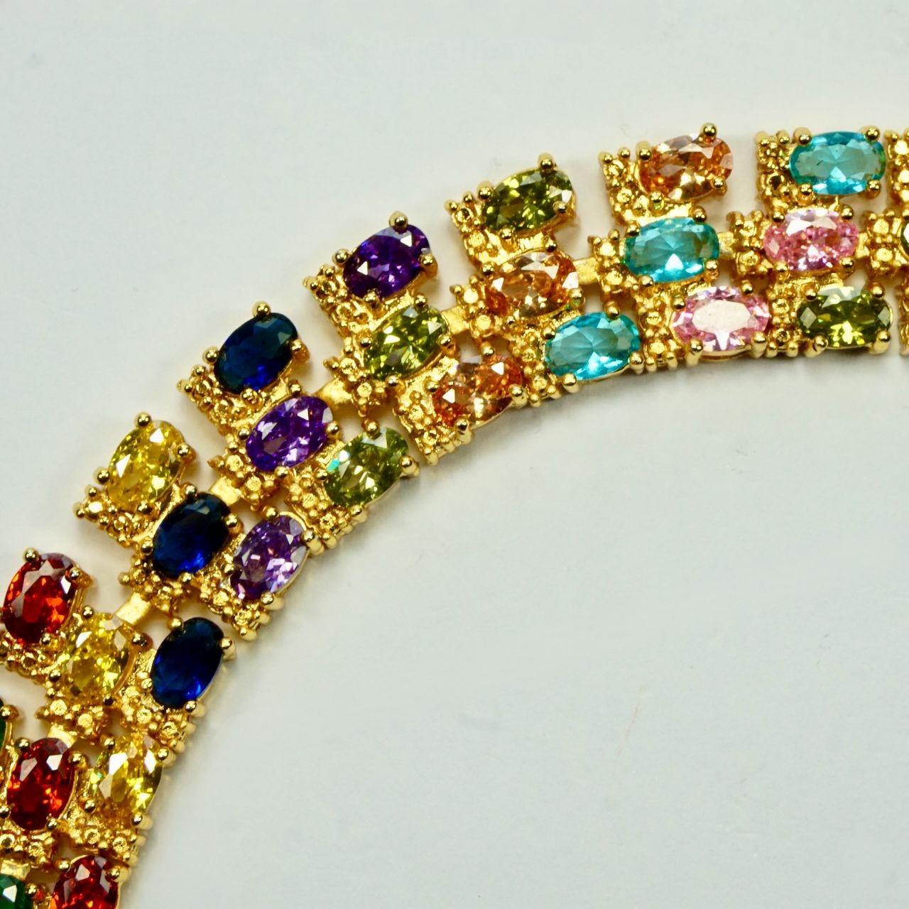 Magnifique bracelet à maillons ornés en plaqué or, avec des bijoux en verre multicolore. Longueur 18 cm / 7 pouces par largeur 1,35 cm / .5 pouce. Le bracelet est en bon état.

Il s'agit d'un bracelet bijou glamour, datant des années 1980.