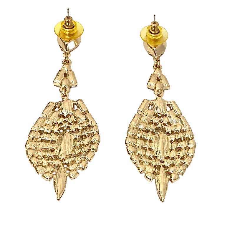 Eleganti orecchini a goccia placcati oro, con strass marquise, tondi e baguette color pesca scuro e chiaro. Misura 9 cm di lunghezza. Abbiamo sostituito i supporti degli orecchini.

Si tratta di un paio di moderni orecchini a goccia in un delizioso