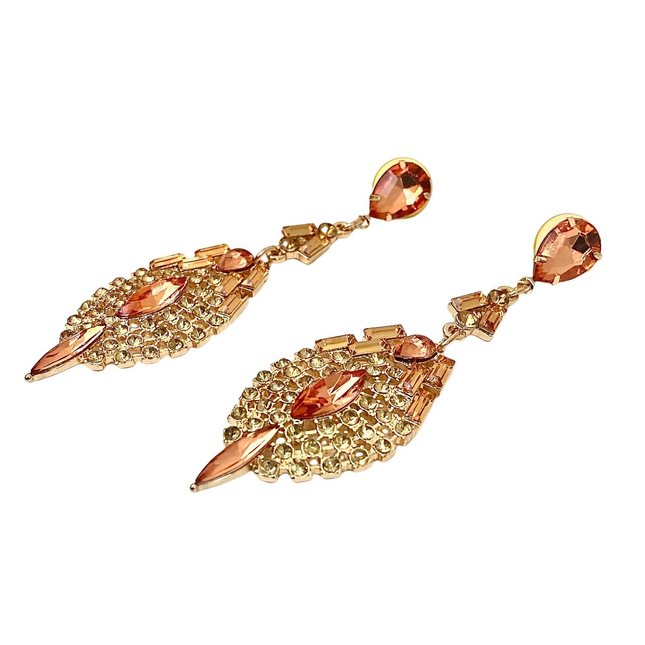 Orecchini pendenti con strass tondo e baguette Peach Marquise placcati oro In condizioni Nuovo in vendita a London, GB