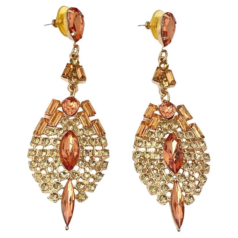 Orecchini pendenti con strass tondo e baguette Peach Marquise placcati oro in vendita
