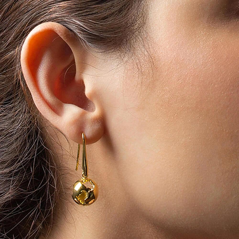 Make a statement with the classy and sophisticated Long Earth Earrings. Find it on  Rhodium plated brass. The perfect accessory for a special occasion. Pair it with our Globe Necklace and complete your outfit. 

*Gold Plated Brass
*Globe: 1.3 cm /