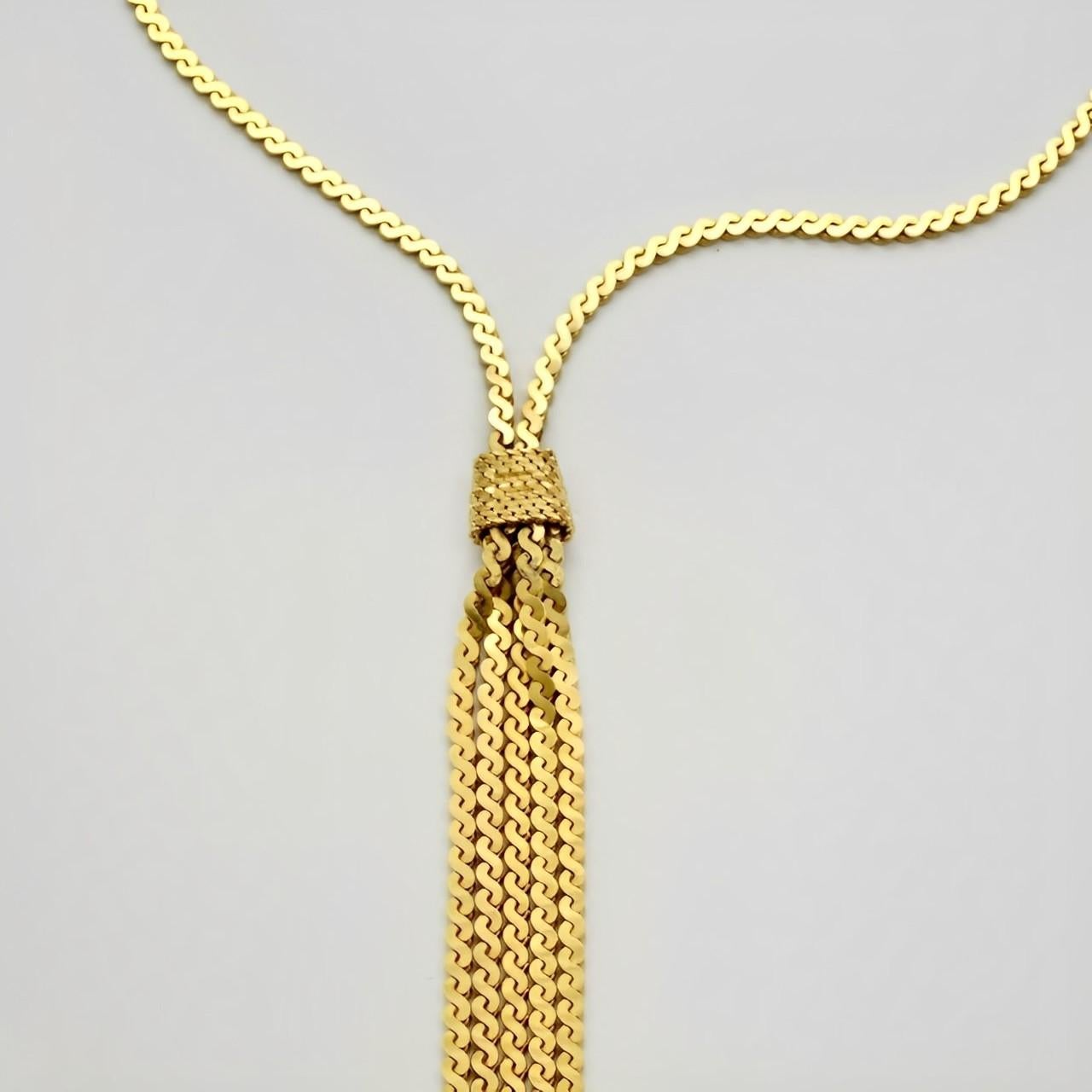Collier en chaîne serpentine plaquée or, doté d'un joli pompon à cinq brins. Longueur 47,8 cm / 18,8 pouces. Le pompon mesure 11,4 cm de long. Le collier est en très bon état.

Ce magnifique collier vintage date des années 1980.
