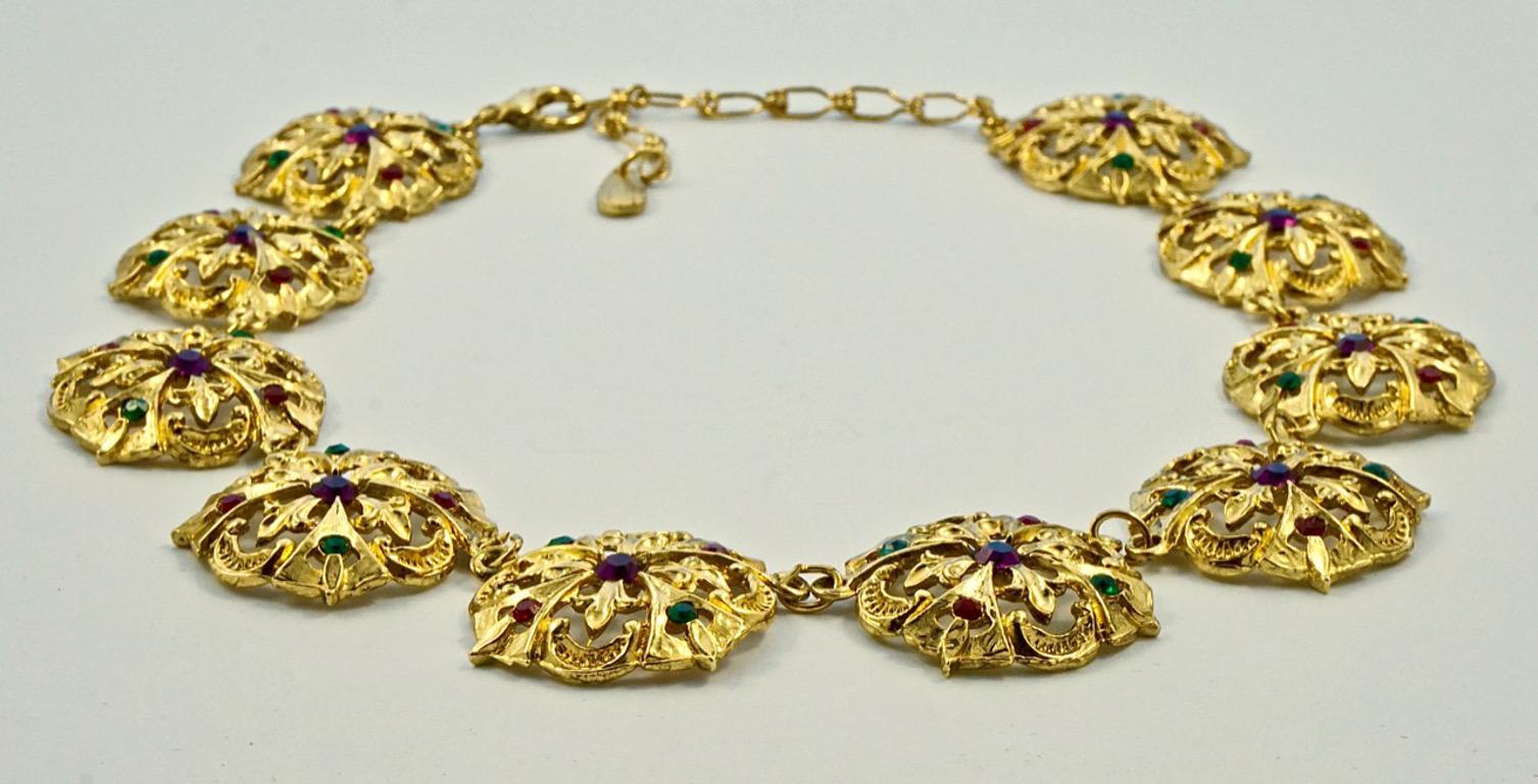 Collar estilo renacentista chapado en oro con joyas de cristal circa años 80 en venta 1