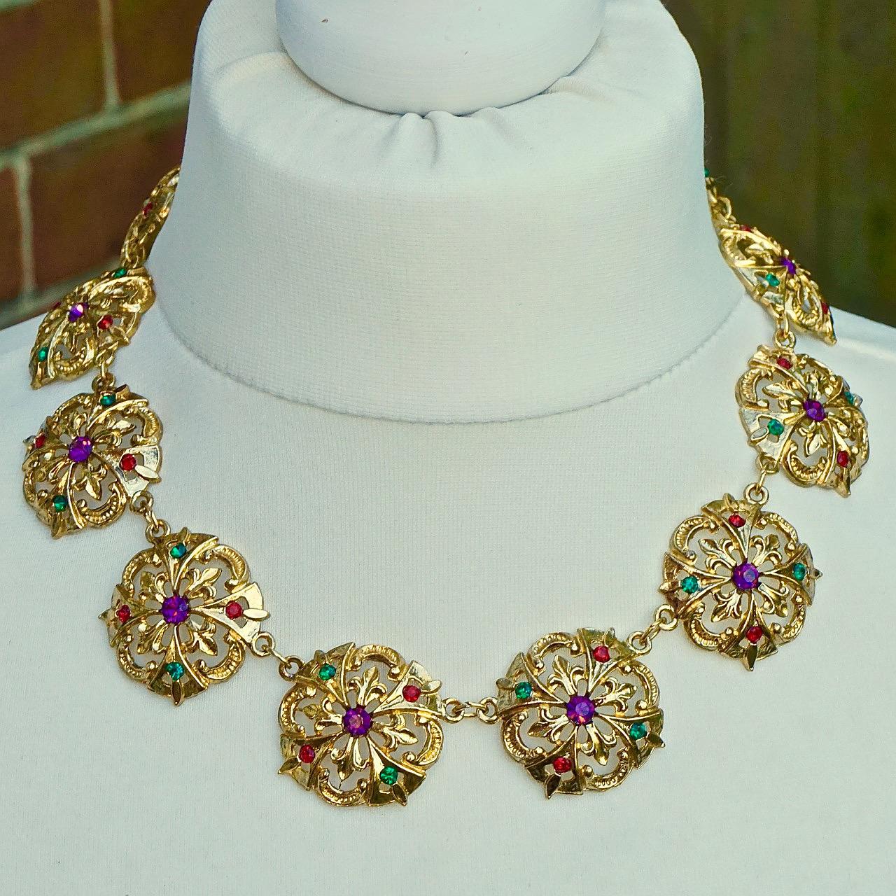 Collar estilo renacentista chapado en oro con joyas de cristal circa años 80 en venta 2