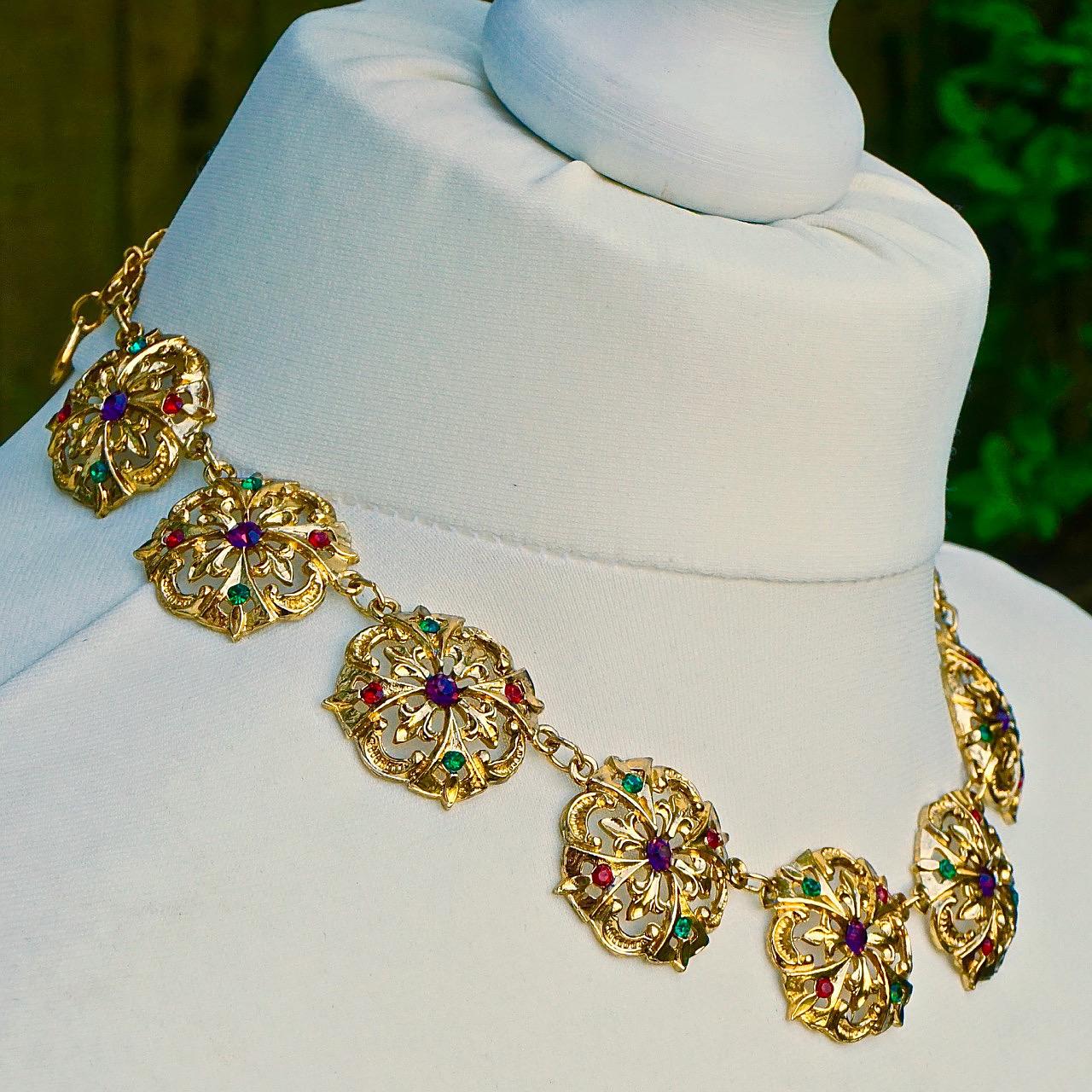Collar estilo renacentista chapado en oro con joyas de cristal circa años 80 en venta 3