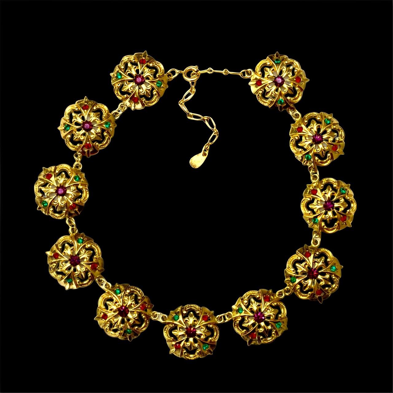 Collar estilo renacentista chapado en oro con joyas de cristal circa años 80 en venta 4