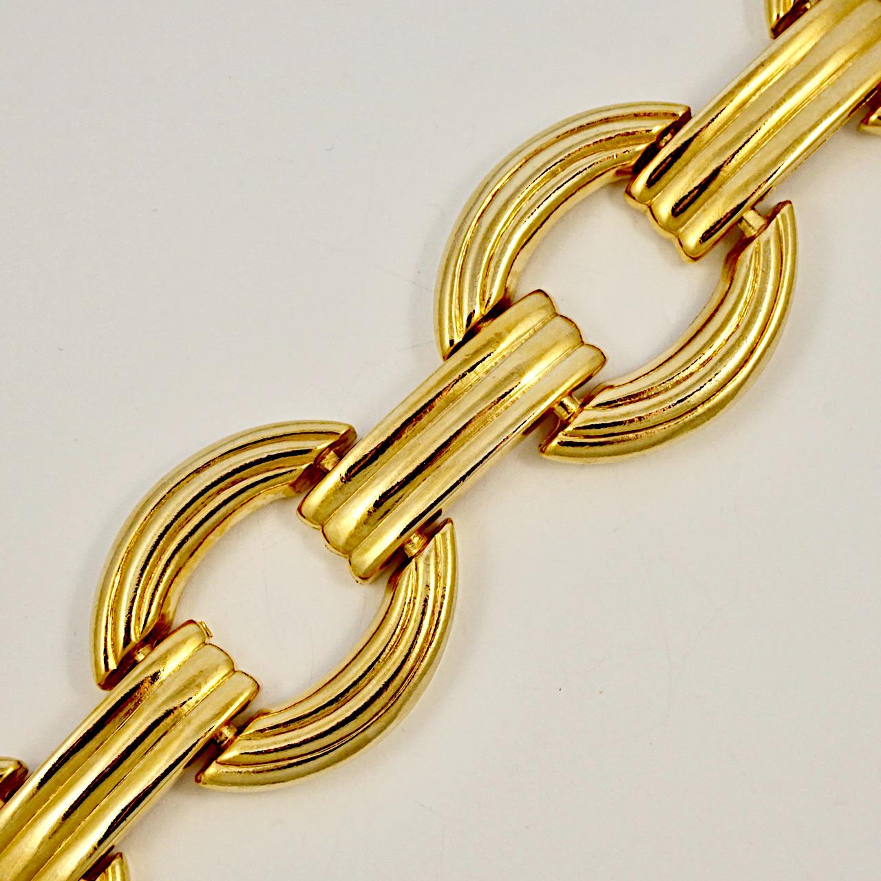 Fabulosa pulsera de eslabones chapada en oro con un atrevido diseño estriado. Mide 19,2 cm de largo por 3,5 cm de ancho. La pulsera está en muy buen estado.

Se trata de una elegante pulsera de declaración chapada en oro que data de la década de